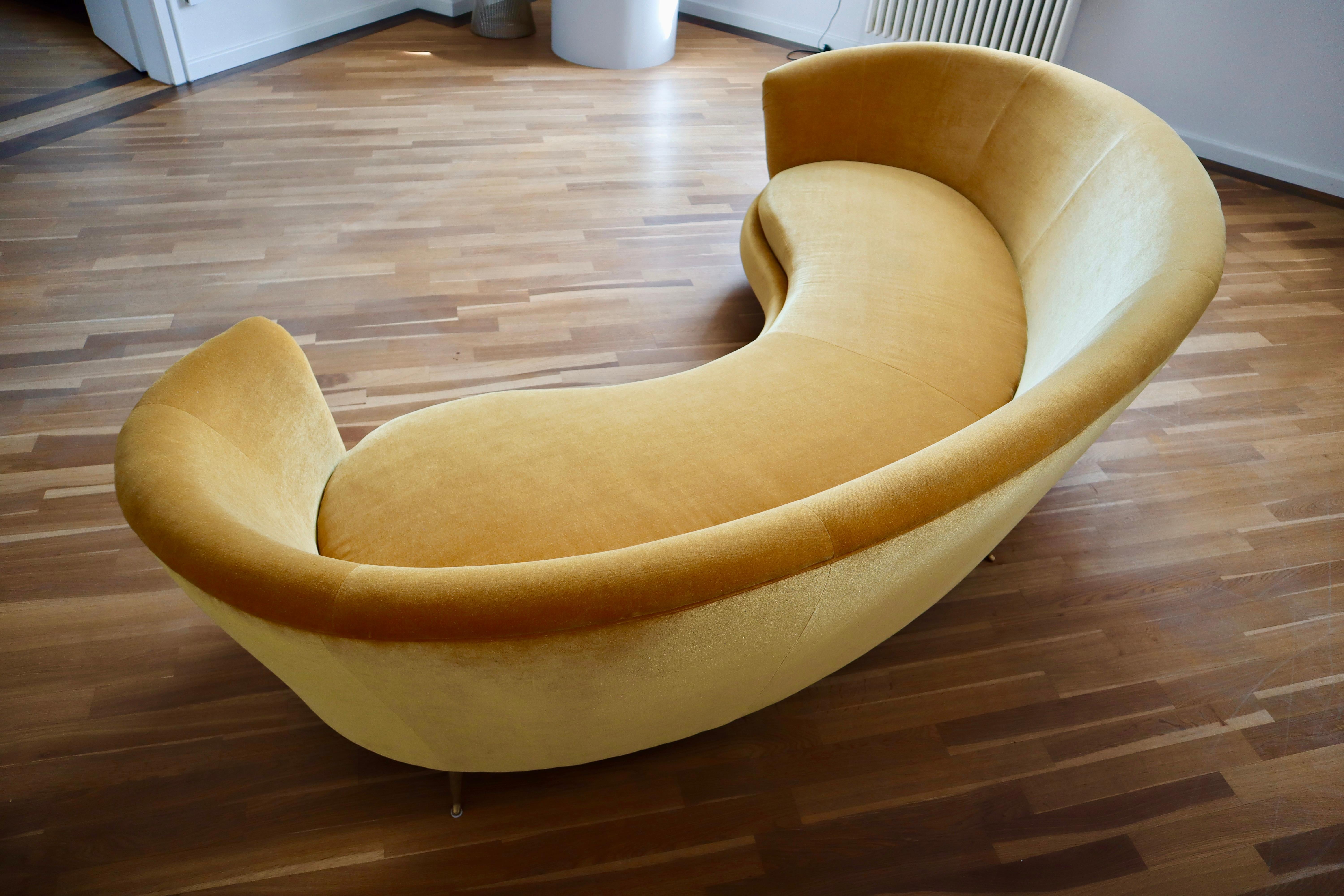 XXL Gio Ponti Style Large Mid Century Modern Italian Crescent Canapé Sofa im Angebot 3