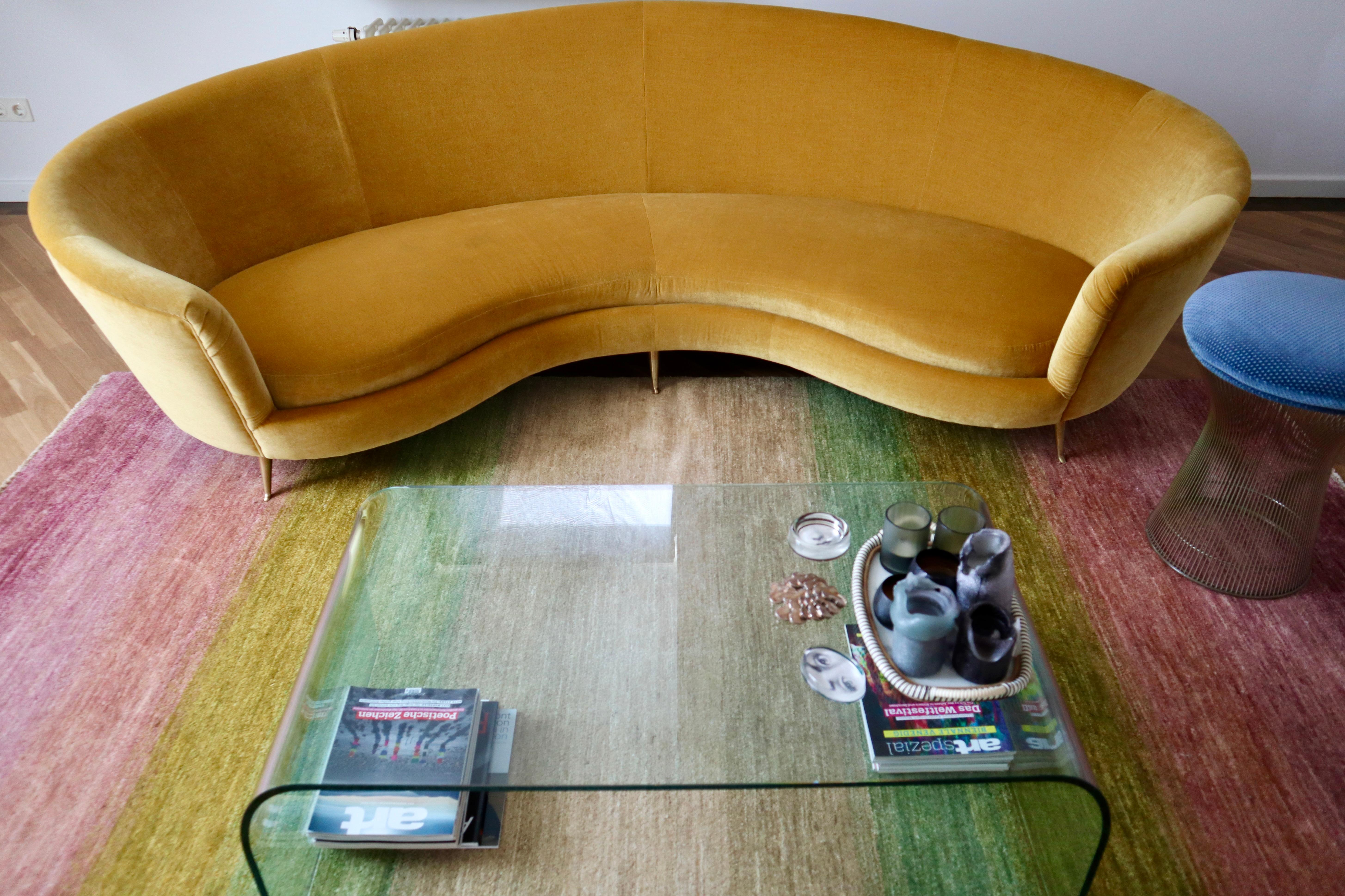 Elegantes und schickes, von Gio Ponti inspiriertes, extragroßes Canapé-Sofa. Dieses von der Mitte des Jahrhunderts inspirierte Möbelstück zeigt die verführerischsten Designelemente dieser Epoche. Es wurde mit den besten Materialien und mit Liebe zum