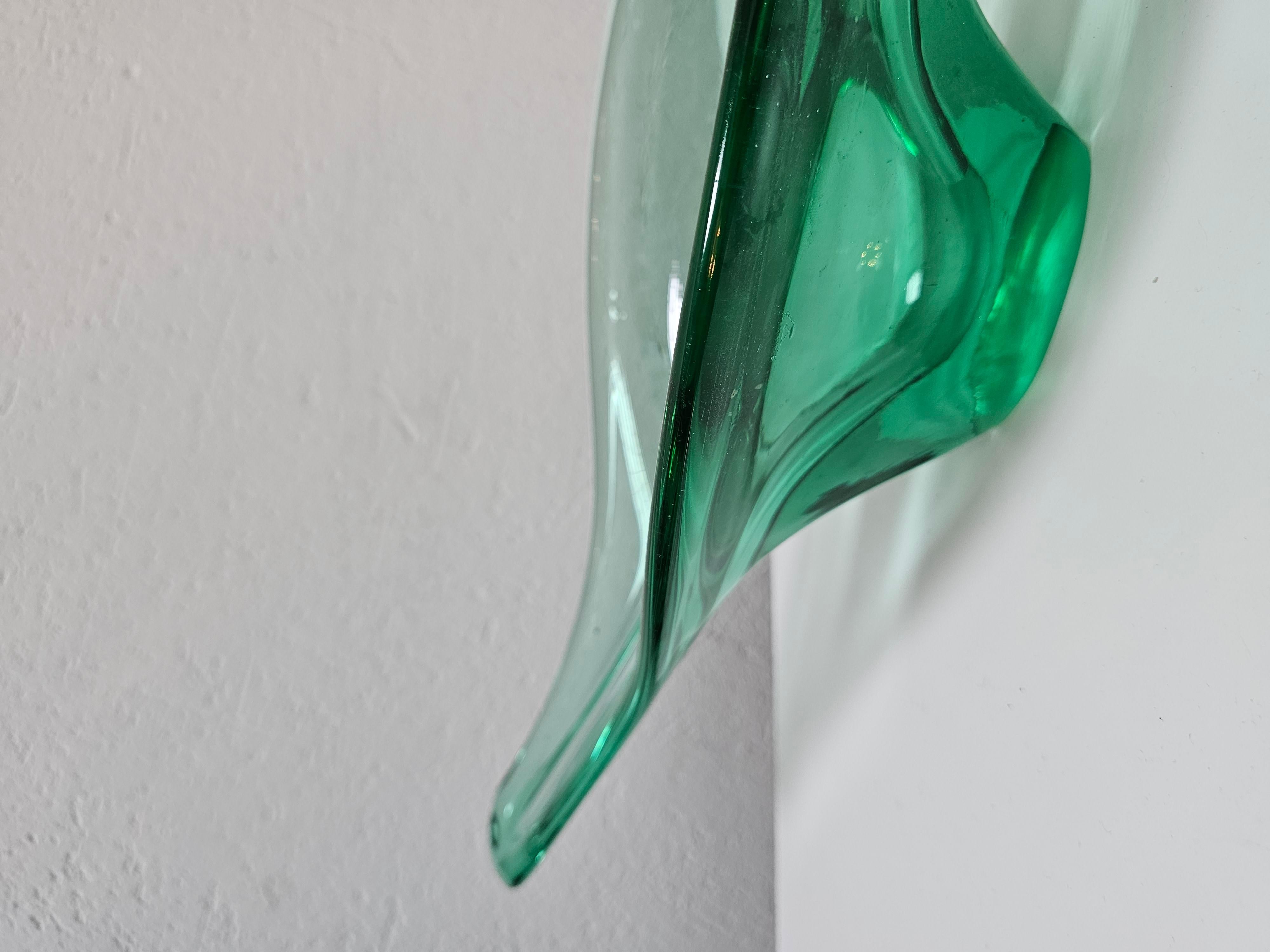 In this listing you will find a gorgeous and very rare XXL green Murano glass bowl shaped as gondola. Handmade in Murano, Italy in 1960s.

Excellent vintage condition. No dents.

DIMENSIONS
Length: 54cm // 22 inches
Width: 17cm // 7 inches
Height: