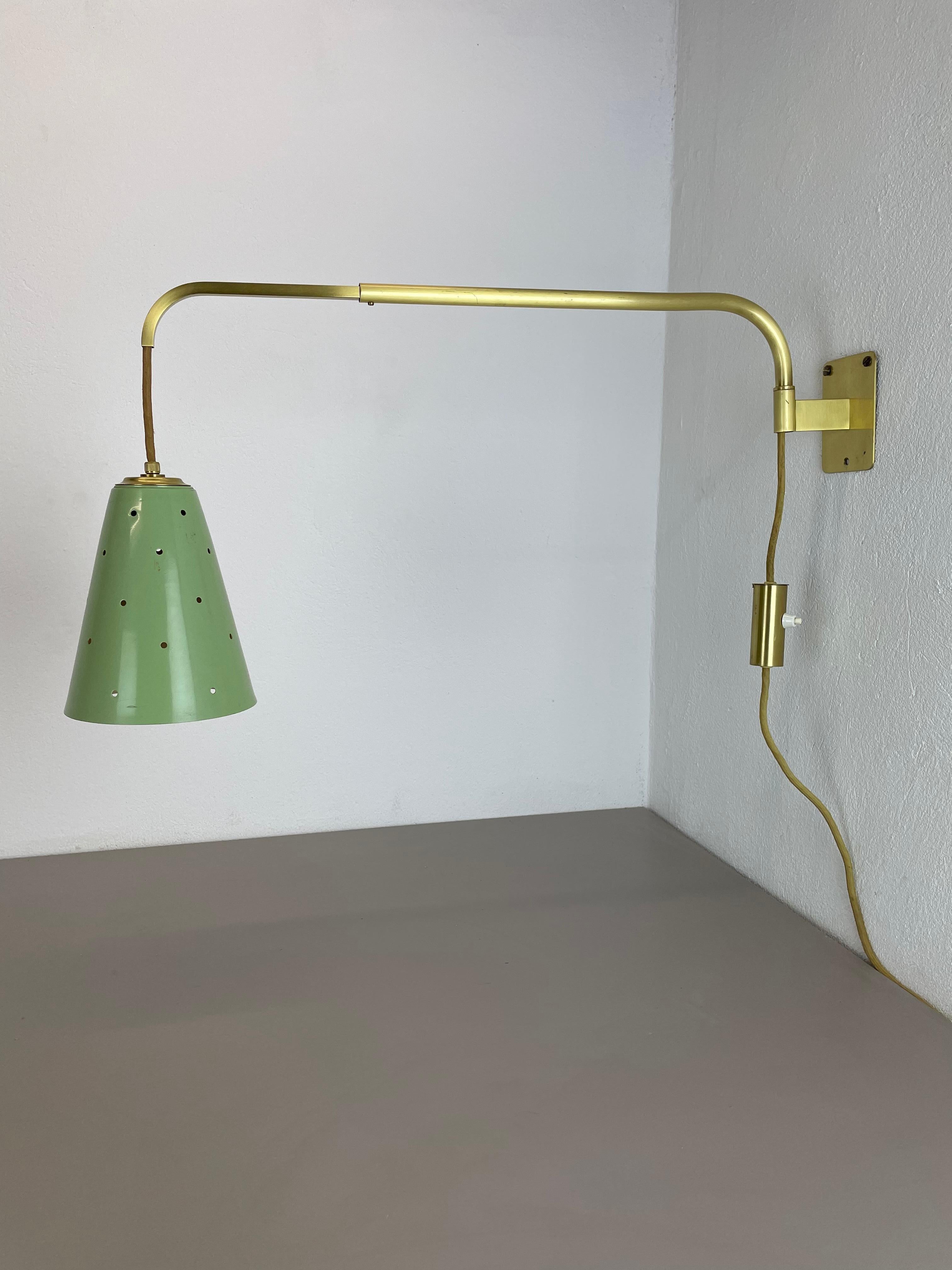 Mid-Century Modern XXL Green Stilnovo Style Adjustable Counter Weight Brass Wall Light Italy, 1960s For Sale