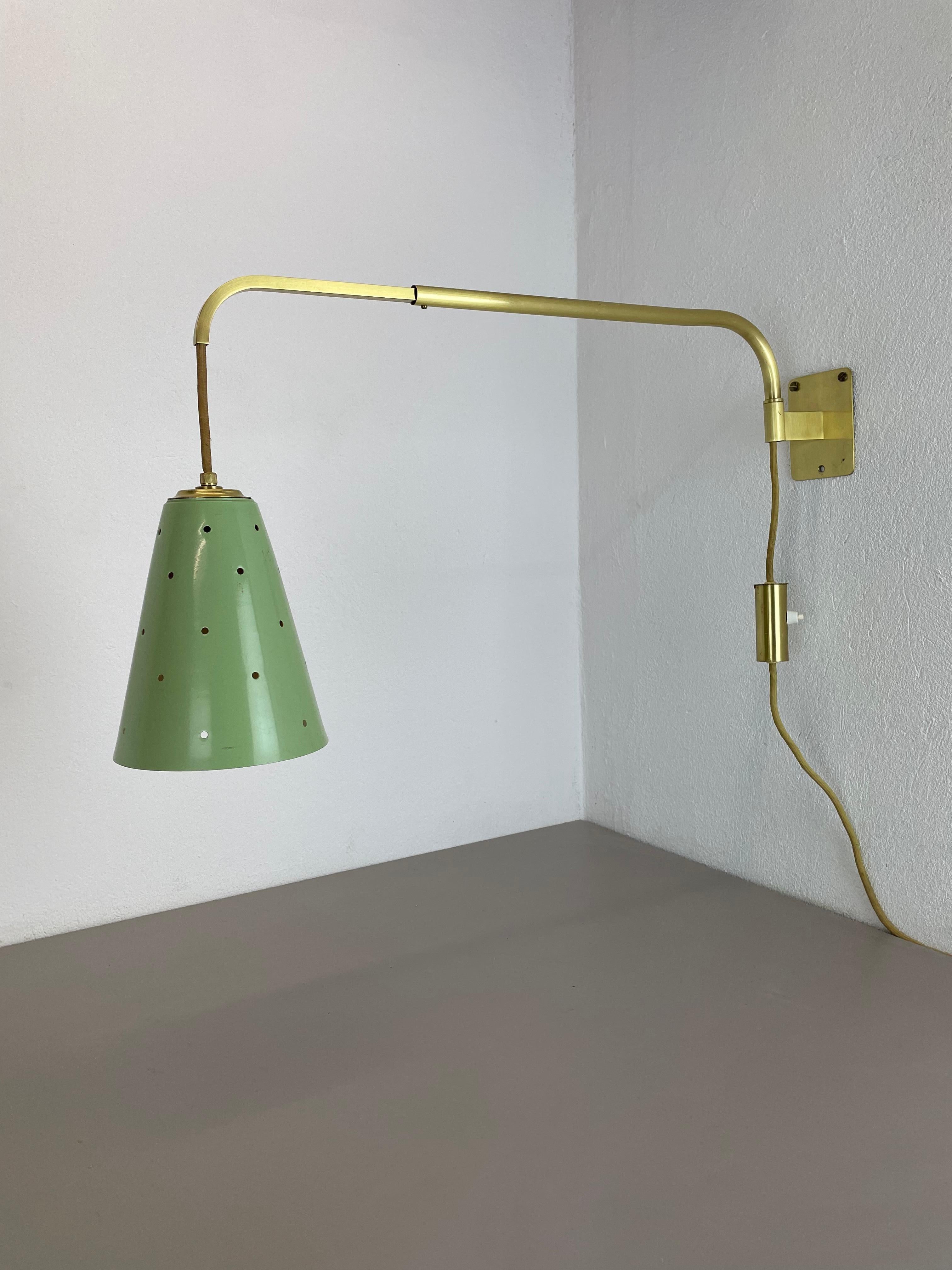 XXL Green Stilnovo Style Adjustable Counter Weight Brass Wall Light Italy, 1960s In Good Condition For Sale In Kirchlengern, DE