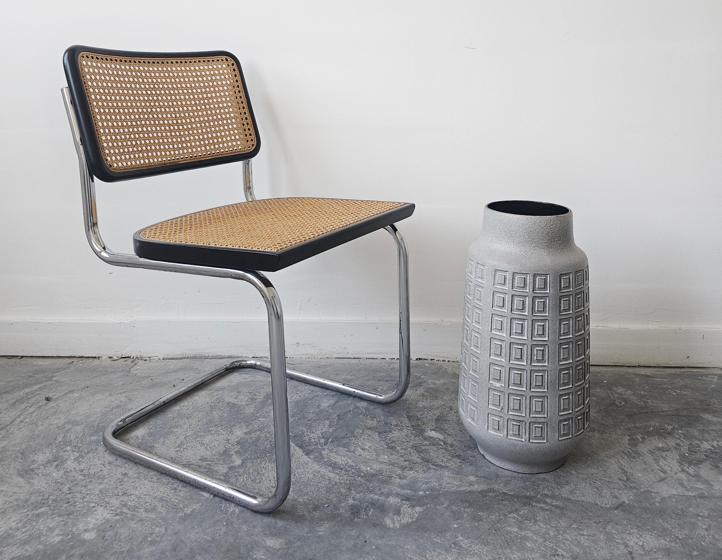 In questa inserzione troverai un vaso da terra XXL Minimalista Mid Century Modern Fat Lava di Scheurich con motivo geometrico. Può essere utilizzato anche come portaombrelli.

Il vaso è contrassegnato sul fondo con il numero di serie 226-50.