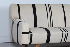 Xxl Hans J. Wegner Extra langes Sofa Ap 32 aus Eiche und gestreifter Savak AP Stola 1950er Jahre