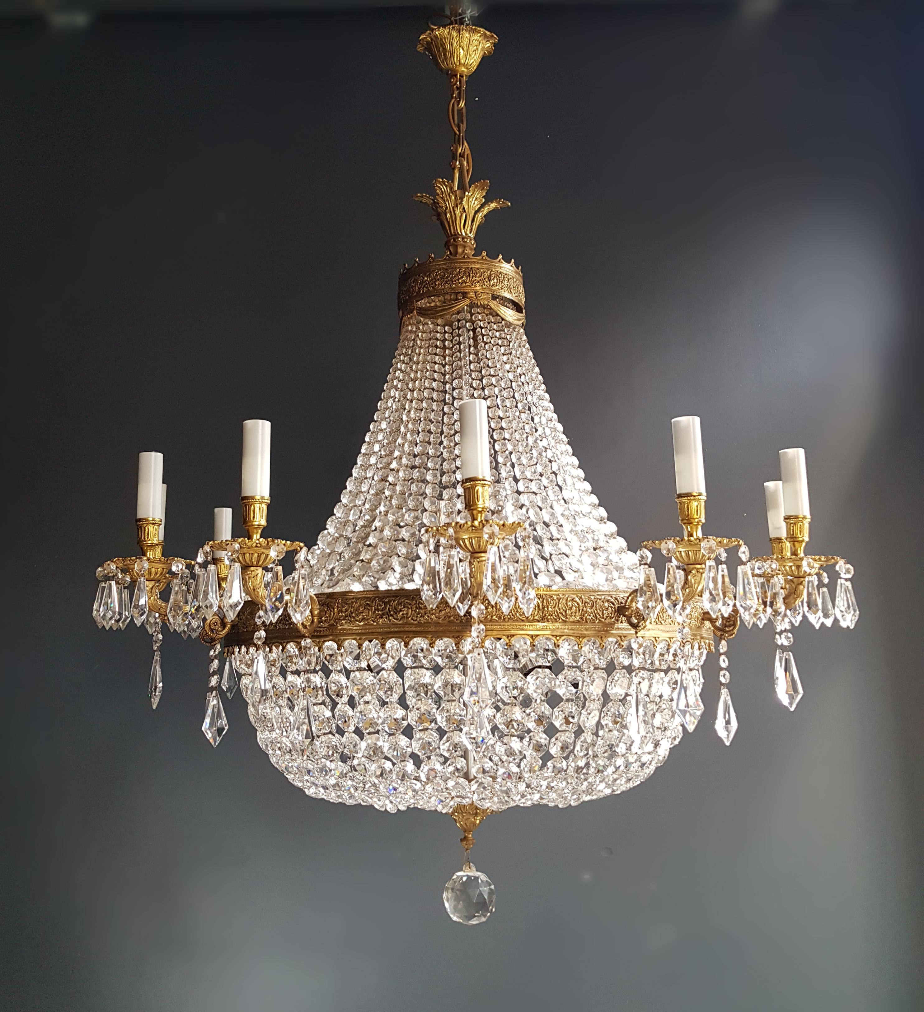
Measures: Total height 150 cm, height without chain 115 cm, diameter 115 cm. Weight (approximately): 40kg.

Number of lights: 24-light bulb sockets: E14 and E27 material: Brass, glass, crystal

Total length variable. Works worldwide

XXL Huge