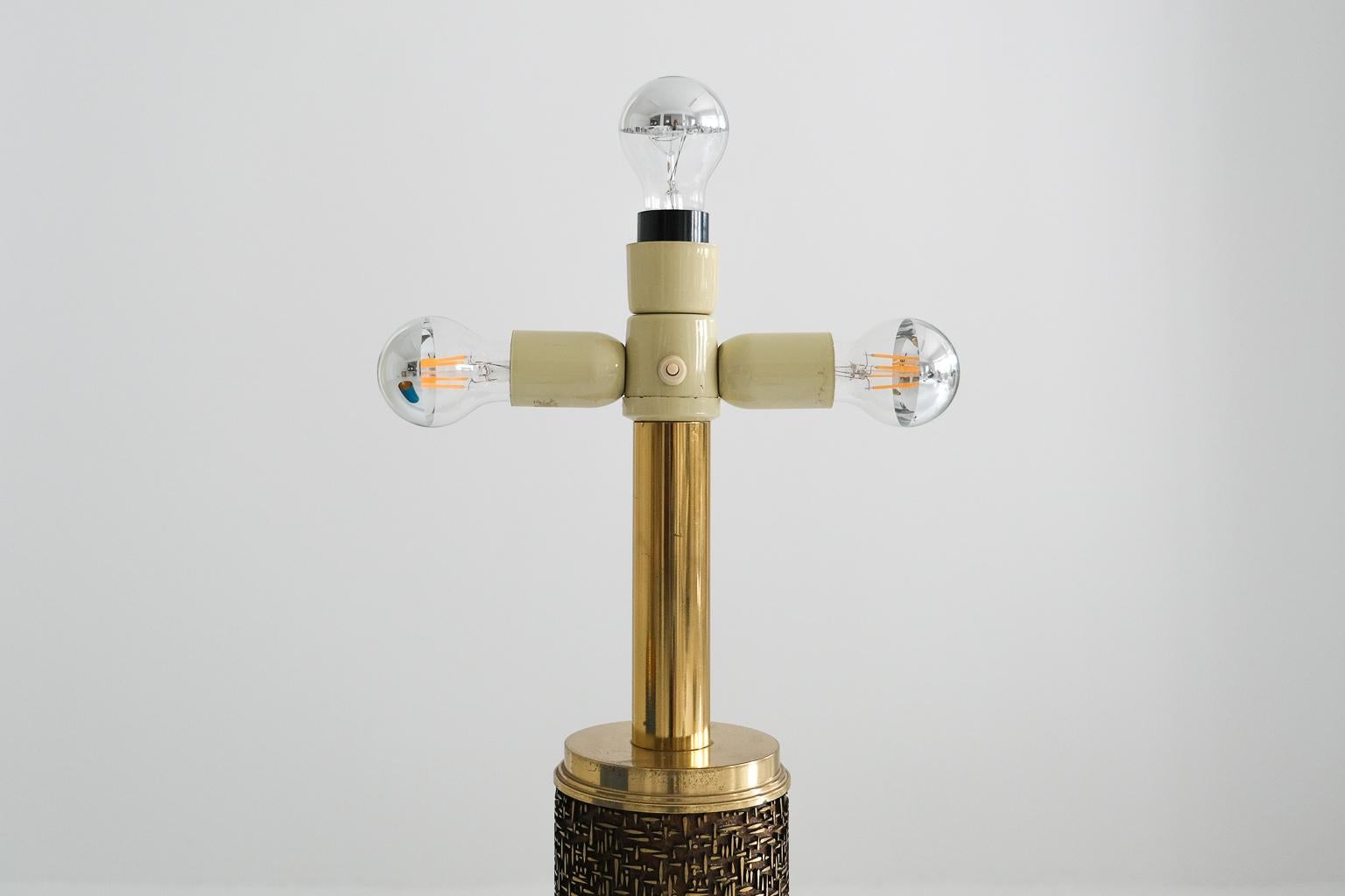 XXL italian table lamp with leather pierced brass relief feet, 1960s For Sale 5