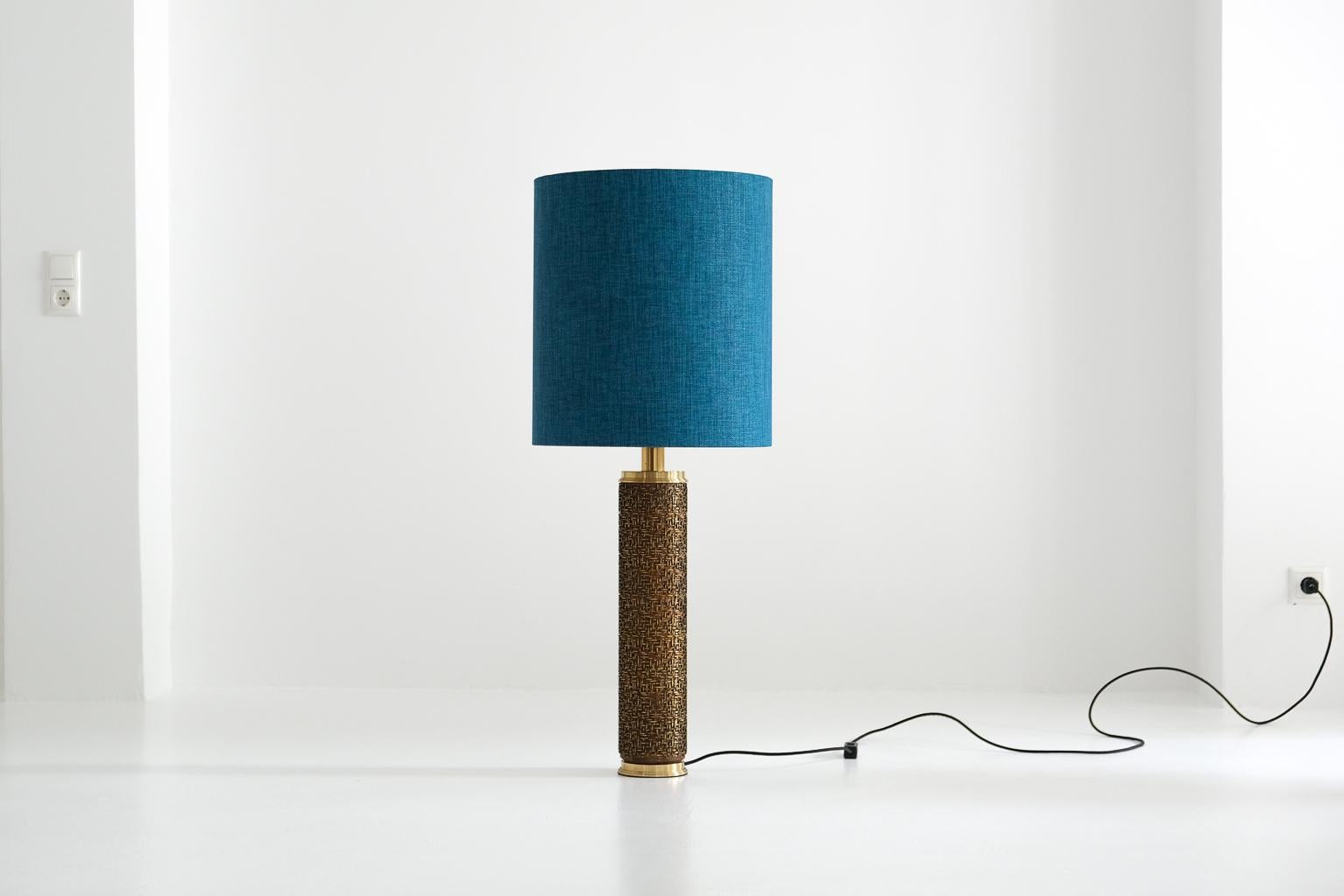 although this is a ‘table lamp’, we have placed this beauty on the floor. to give an impression of its size. but that’s just one special feature. there are a few more, let’s start from the beginning:

we found the lamp in milan. the base is made of
