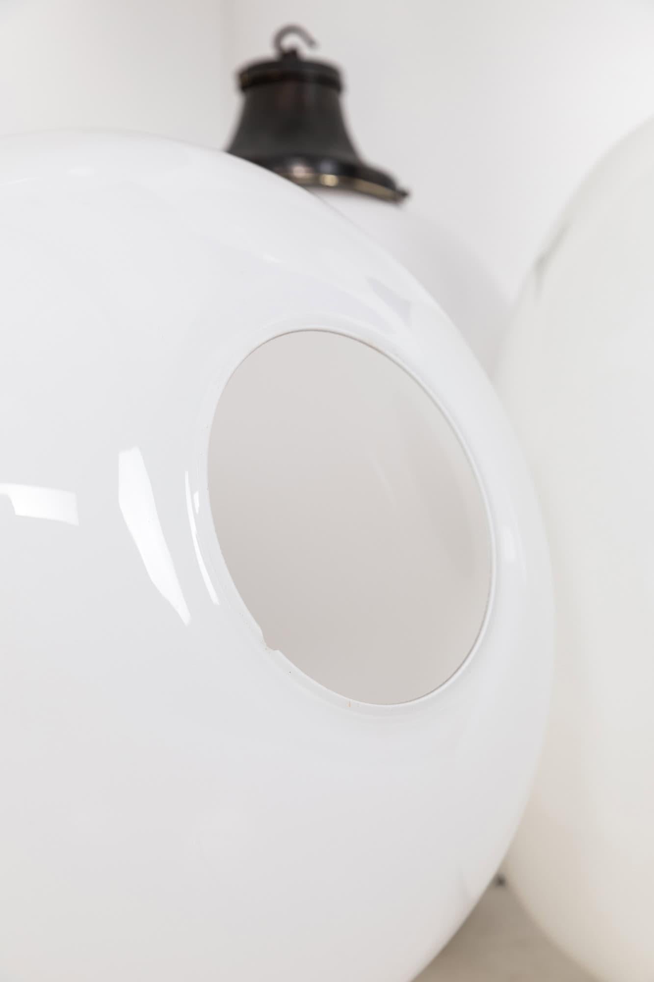 

Un'incredibile serie di lampade a sospensione in vetro opalino a forma di tulipano XXL. C.C. 1930

Di proporzioni insolitamente massicce, paralume in vetro opaco soffiato e arrotolato a mano con fondo aperto e galleria in ottone invecchiato. Il