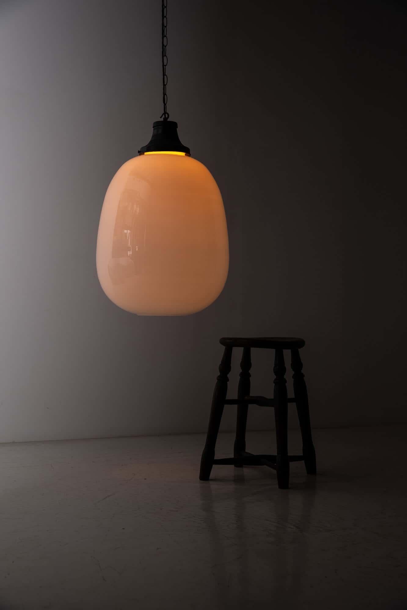 XXL Grande lampada a sospensione in vetro opalino tulipano vintage Art Deco, c.C. 1930 In condizioni discrete in vendita a London, GB