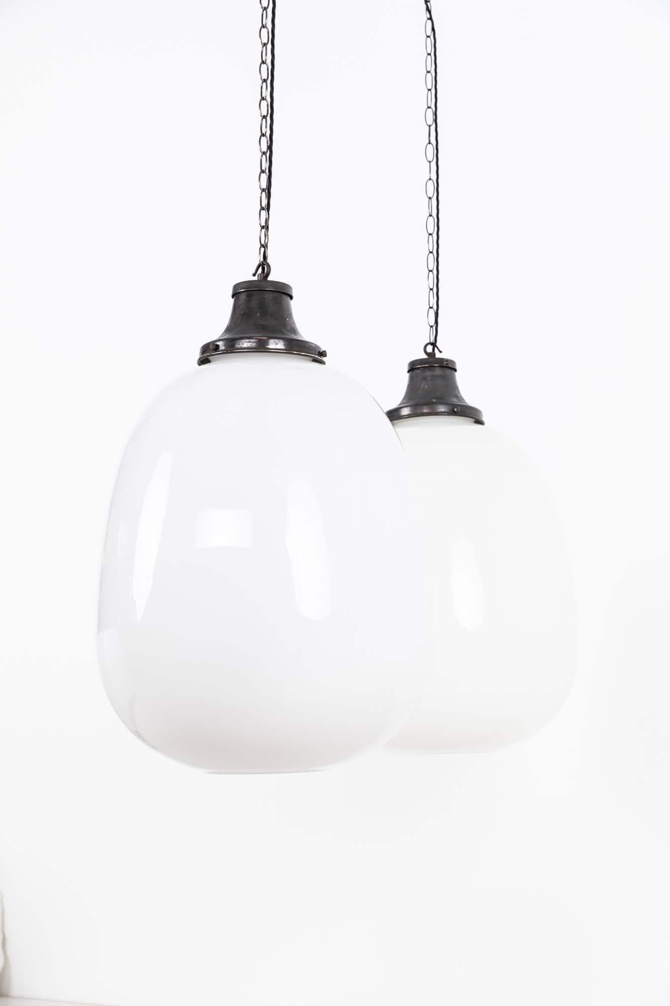 Metà XX secolo XXL Grande lampada a sospensione in vetro opalino tulipano vintage Art Deco, c.C. 1930 in vendita