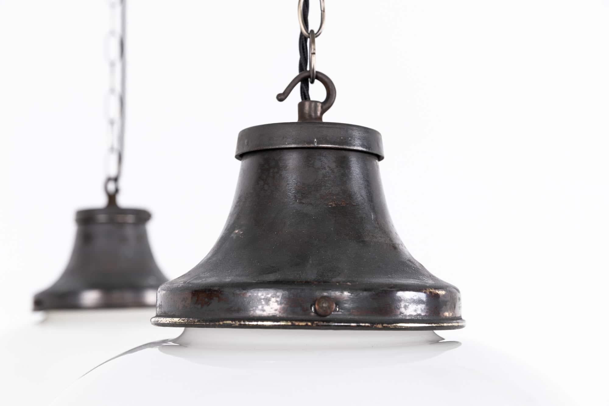 Metallo XXL Grande lampada a sospensione in vetro opalino tulipano vintage Art Deco, c.C. 1930 in vendita