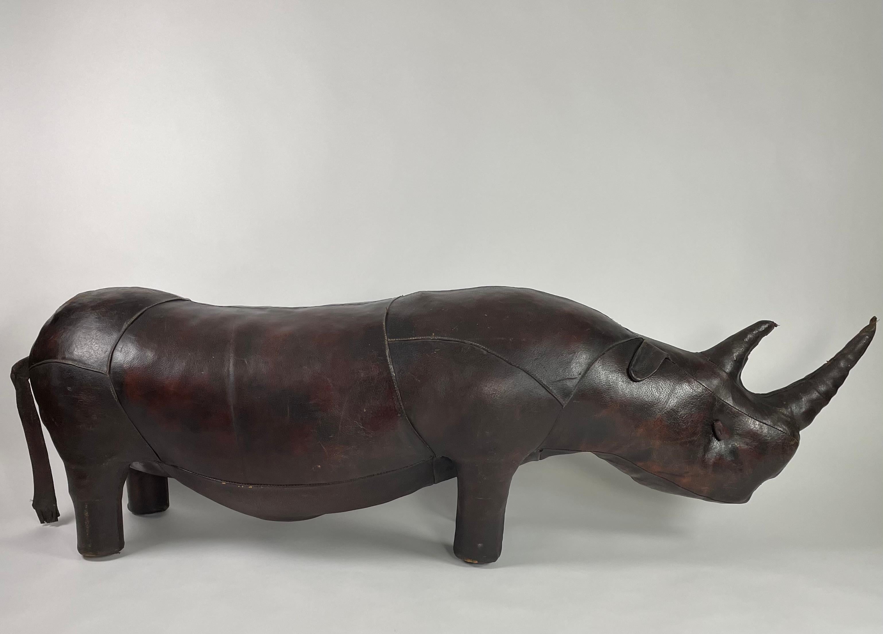 Erstaunlich großes Nashorn aus Leder von Valenti, das man als Sitzbank verwenden kann.