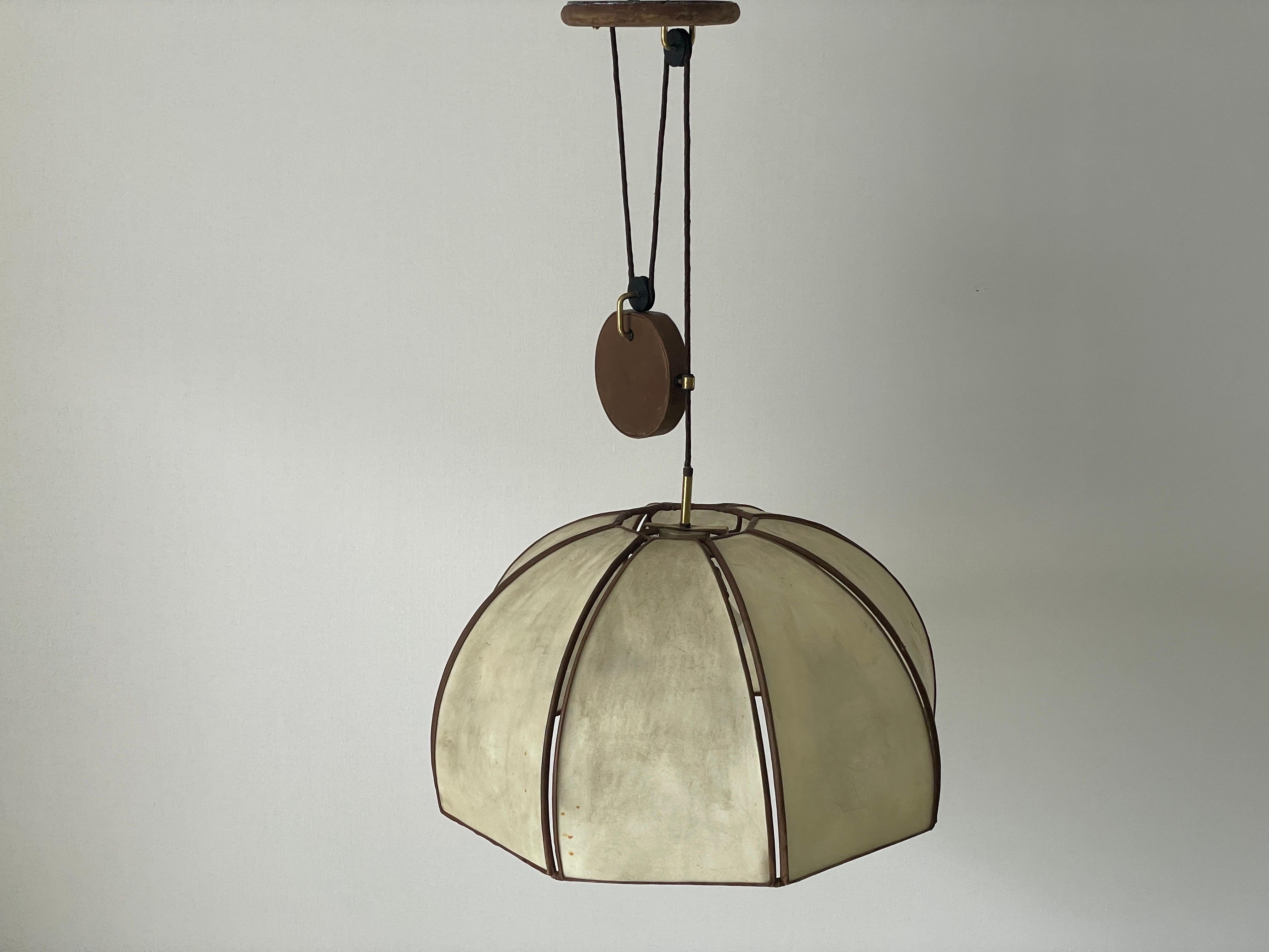 Mid-Century moderno Lampada a sospensione regolabile con paralume in pelle XXL, anni '60, Germania in vendita