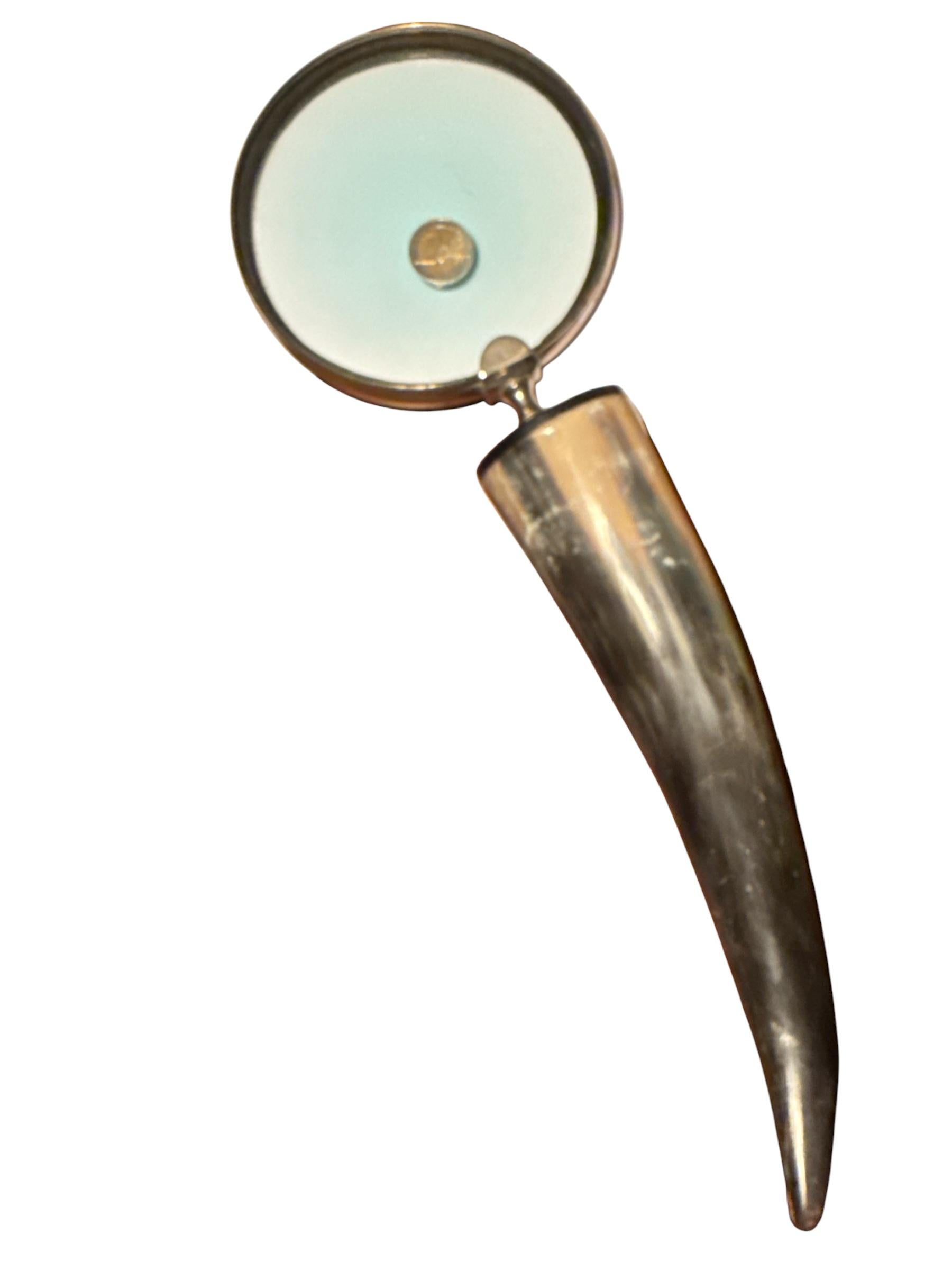 XXL Loupe with a handle as a horn, circa 1960
This loupe magnifies wonderfully and is an eye-catcher on the coffee table!