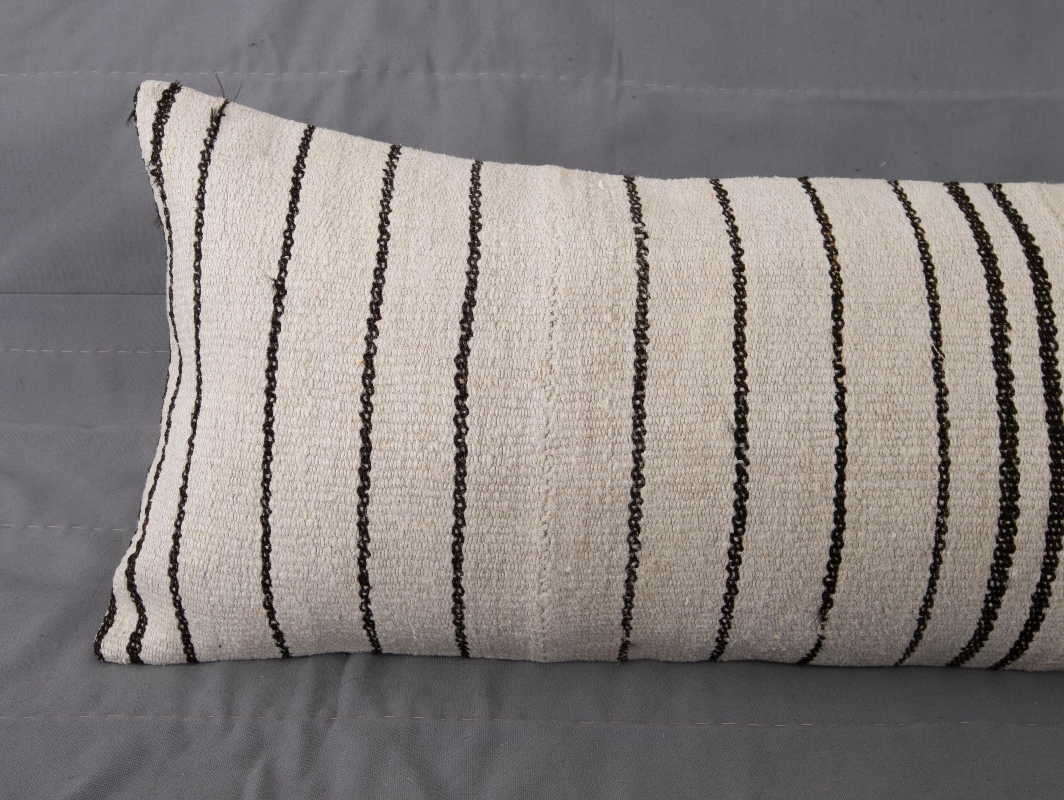 Rustico Lombare XXL realizzato con kilim vintage in canapa e pelo di capra, metà del XX secolo. in vendita