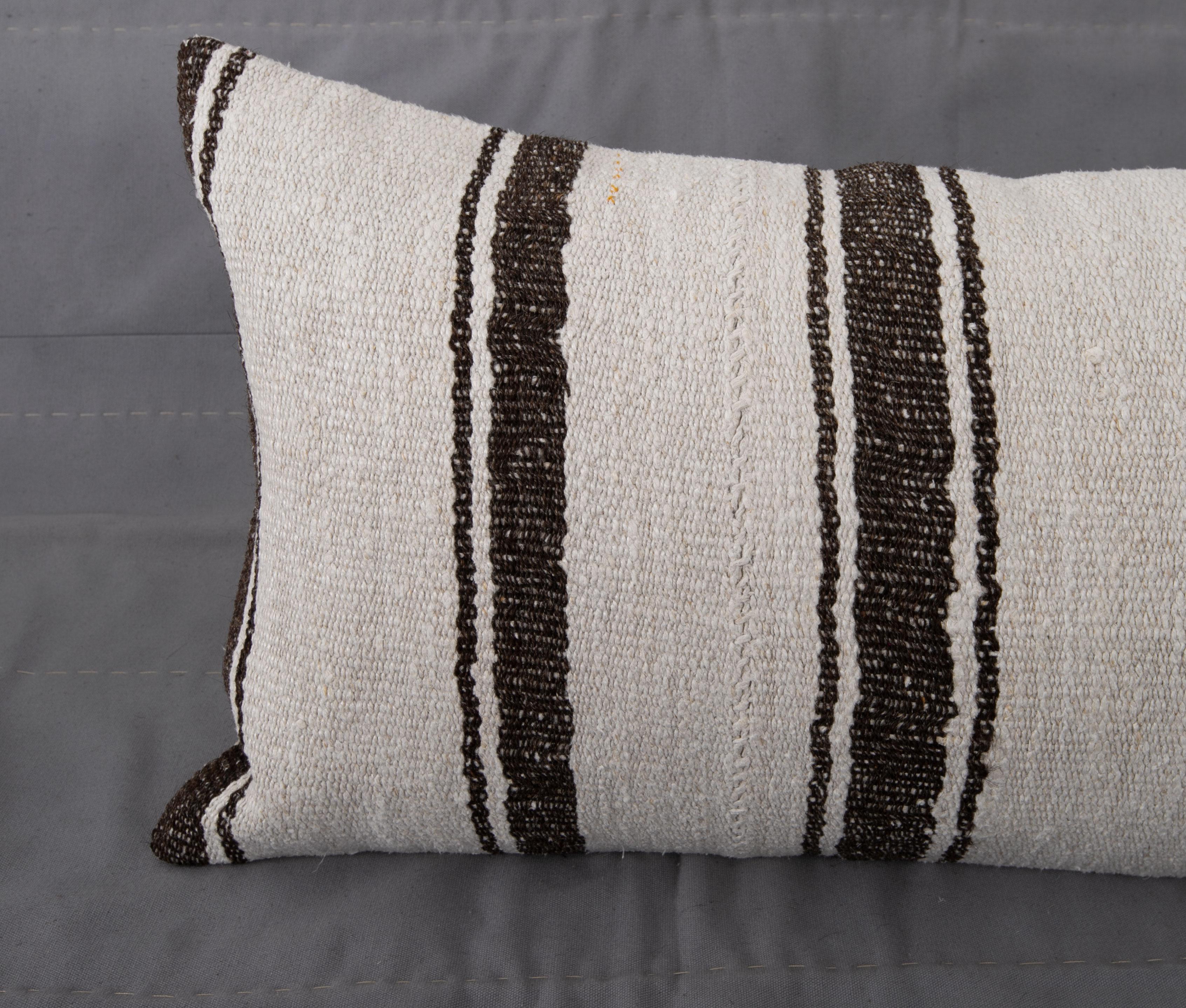 Turco Lombare XXL realizzato con kilim vintage in canapa e pelo di capra dell'Anatolia, metà del XX secolo in vendita