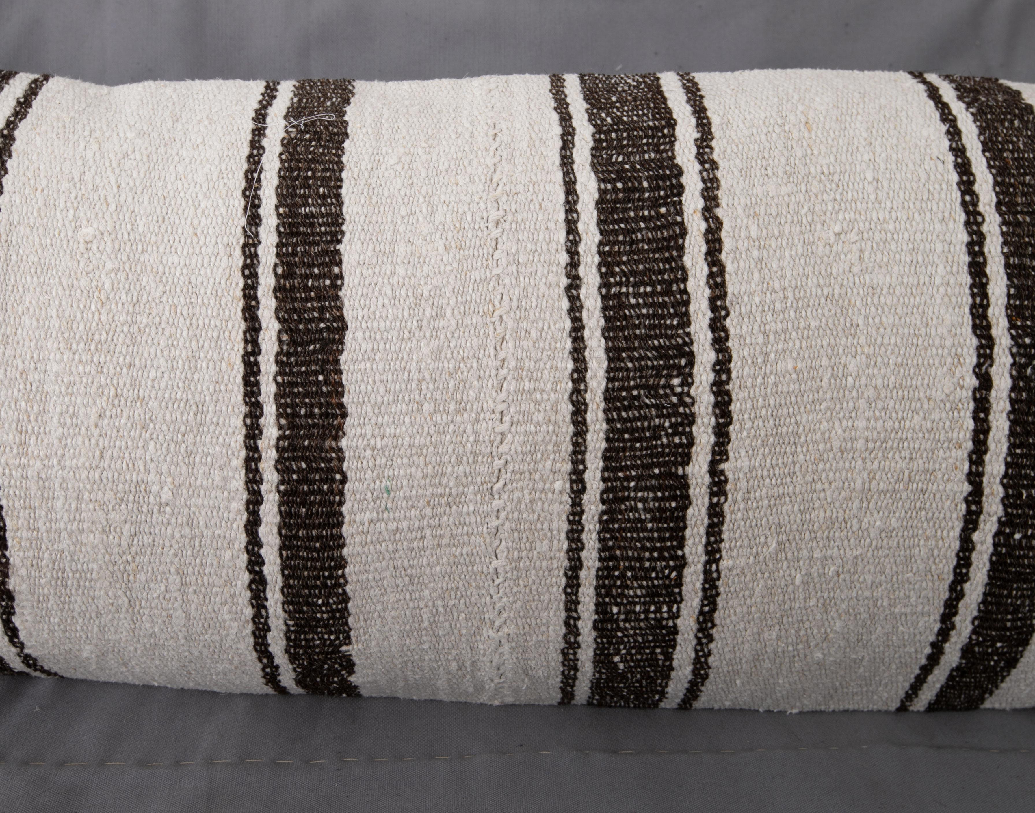 Tessuto a mano Lombare XXL realizzato con kilim vintage in canapa e pelo di capra dell'Anatolia, metà del XX secolo in vendita