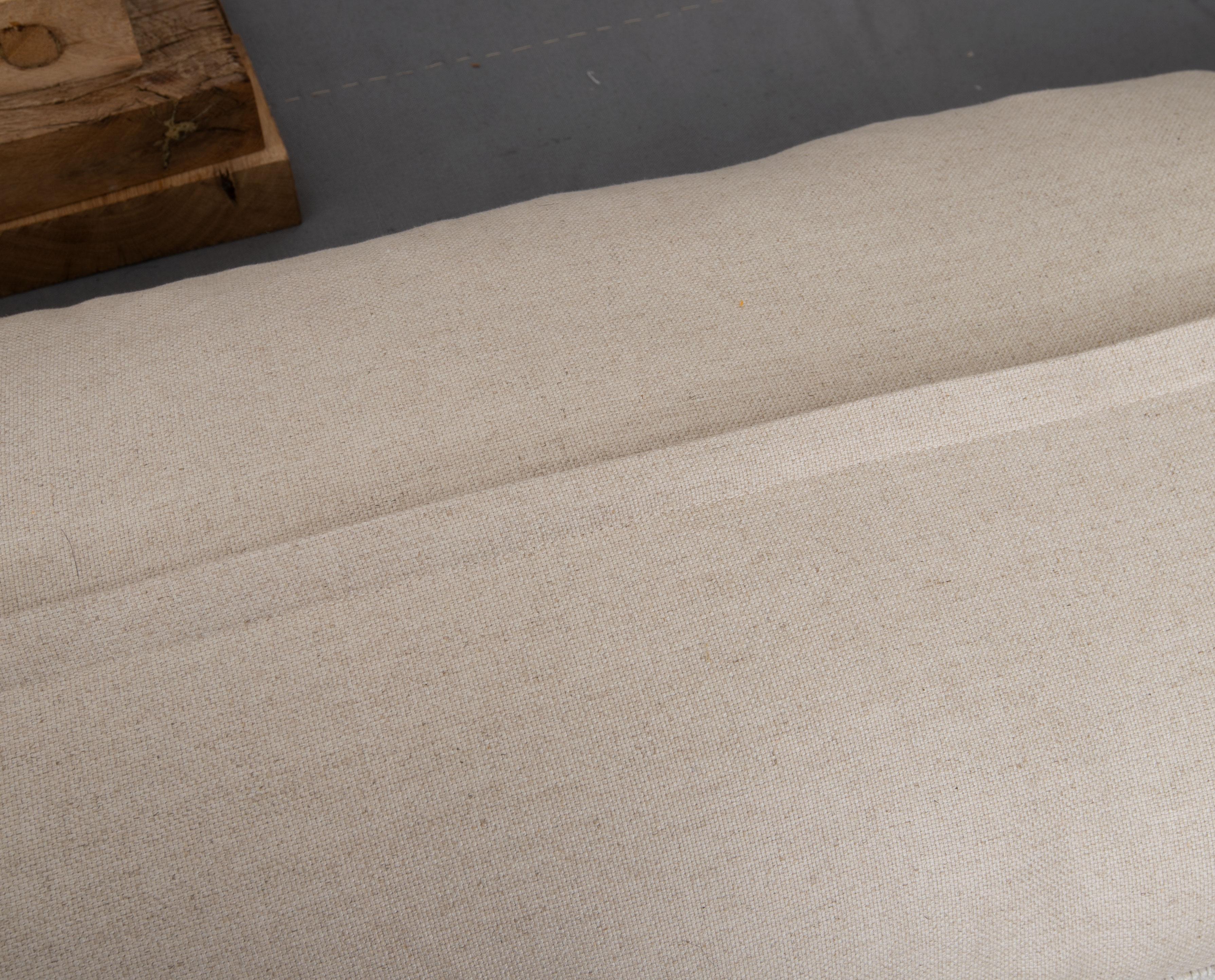 Lombare XXL realizzato con kilim vintage in canapa e pelo di capra dell'Anatolia, metà del XX secolo in vendita 1