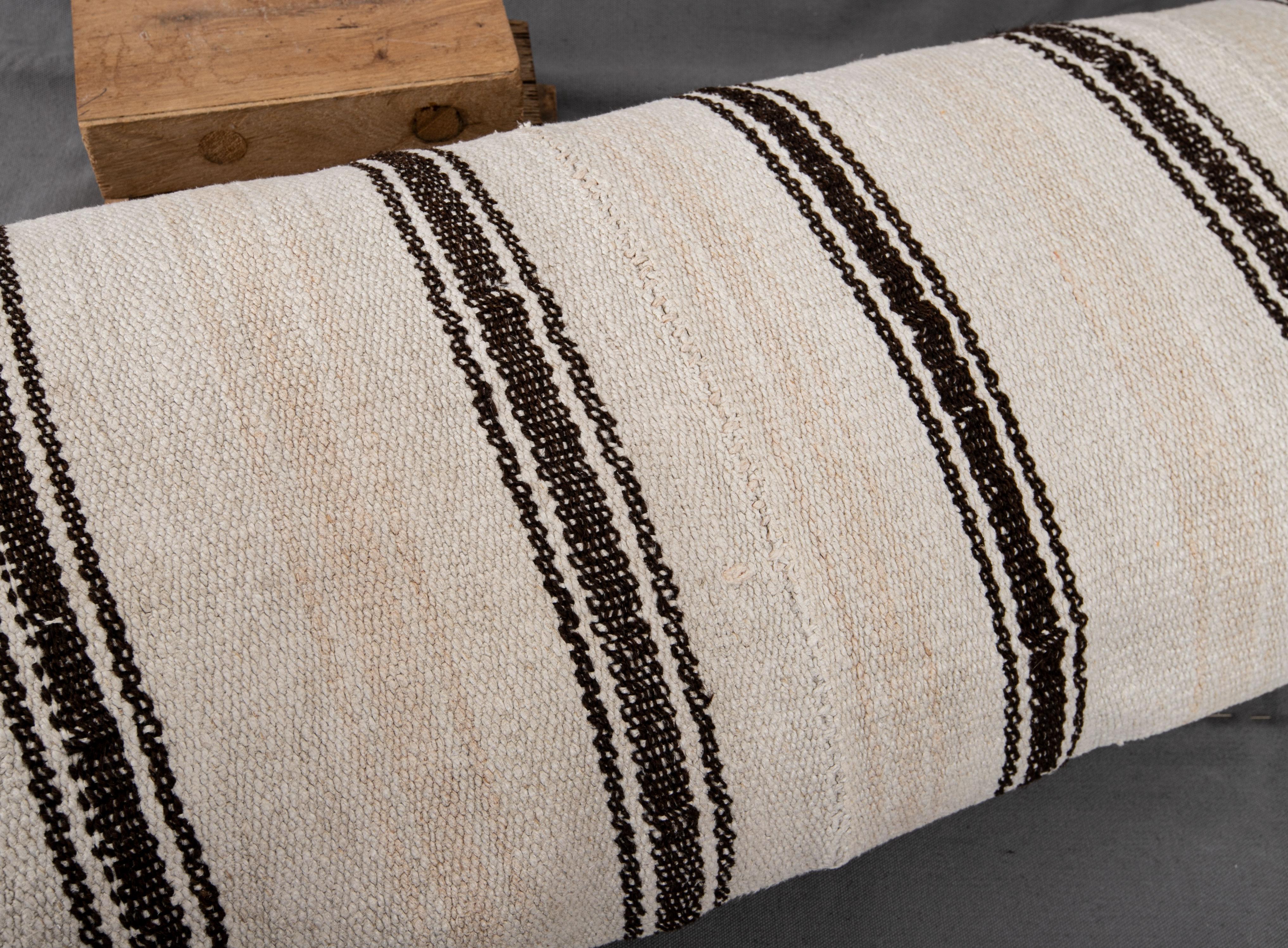 Lombare XXL realizzato con kilim vintage in canapa e pelo di capra, metà del XX secolo. in vendita 1