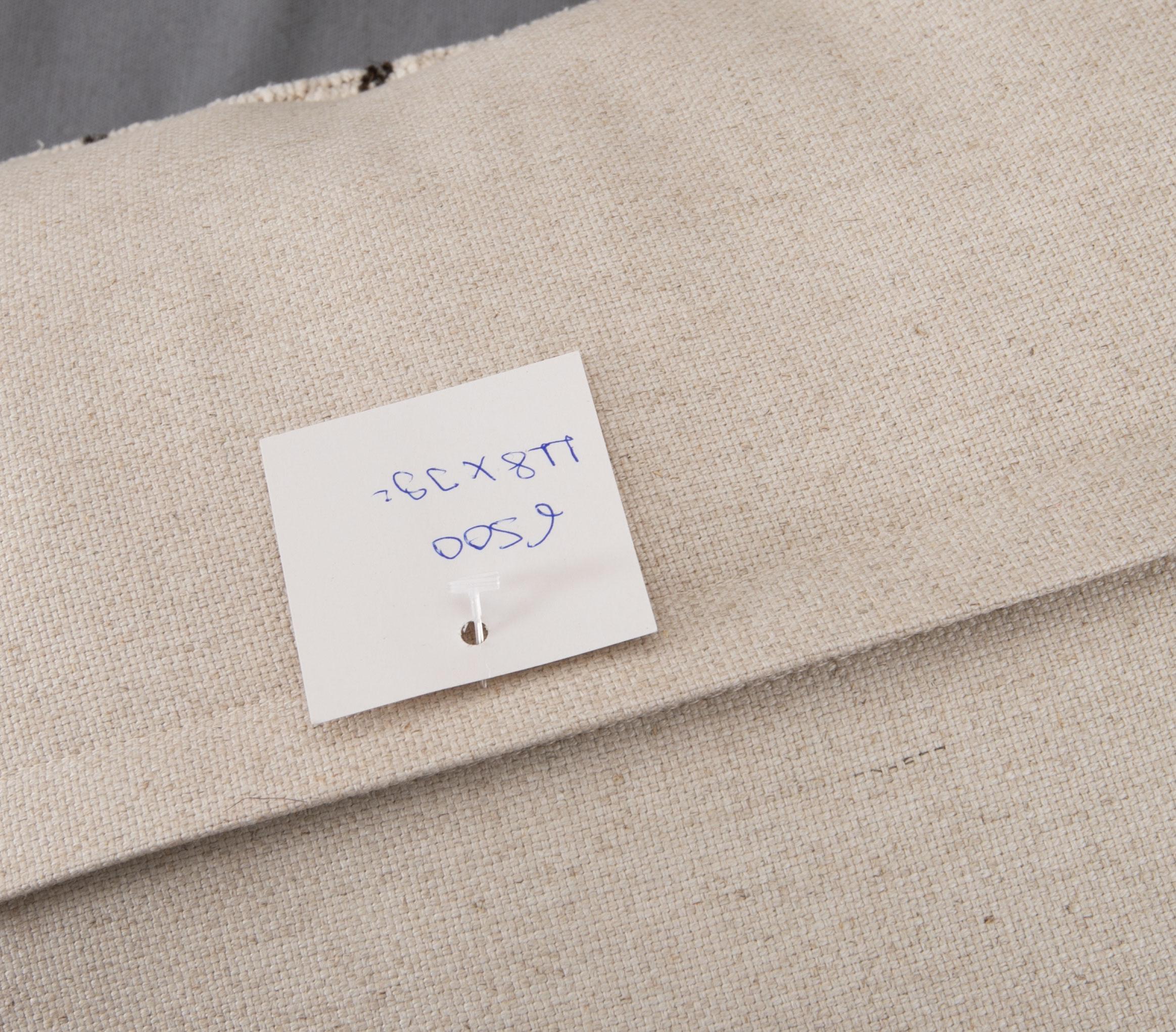 Lombare XXL realizzato con kilim vintage in canapa e pelo di capra, metà del XX secolo. in vendita 1