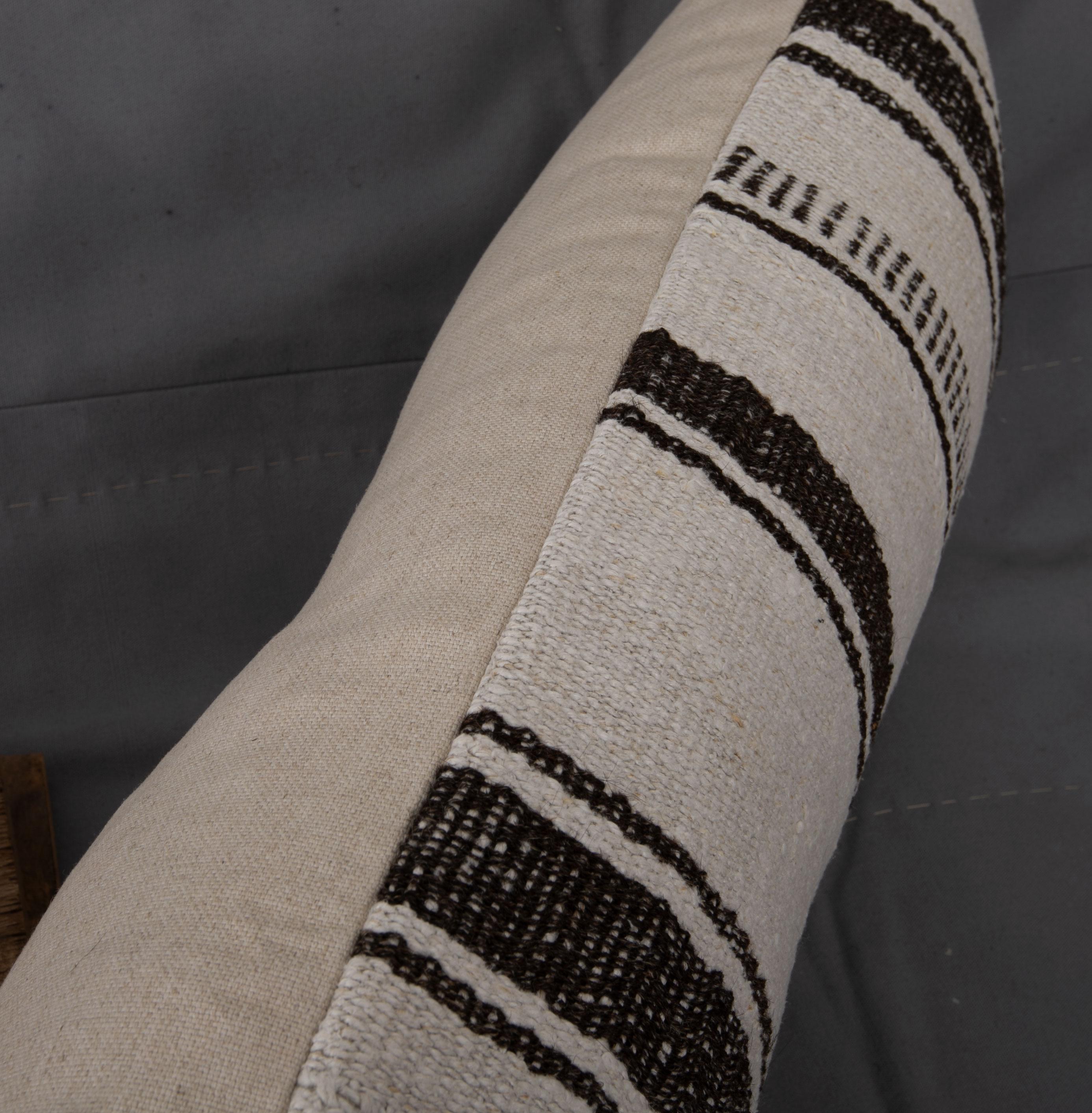 Lombare XXL realizzato con kilim vintage in canapa e pelo di capra dell'Anatolia, metà del XX secolo in vendita 2