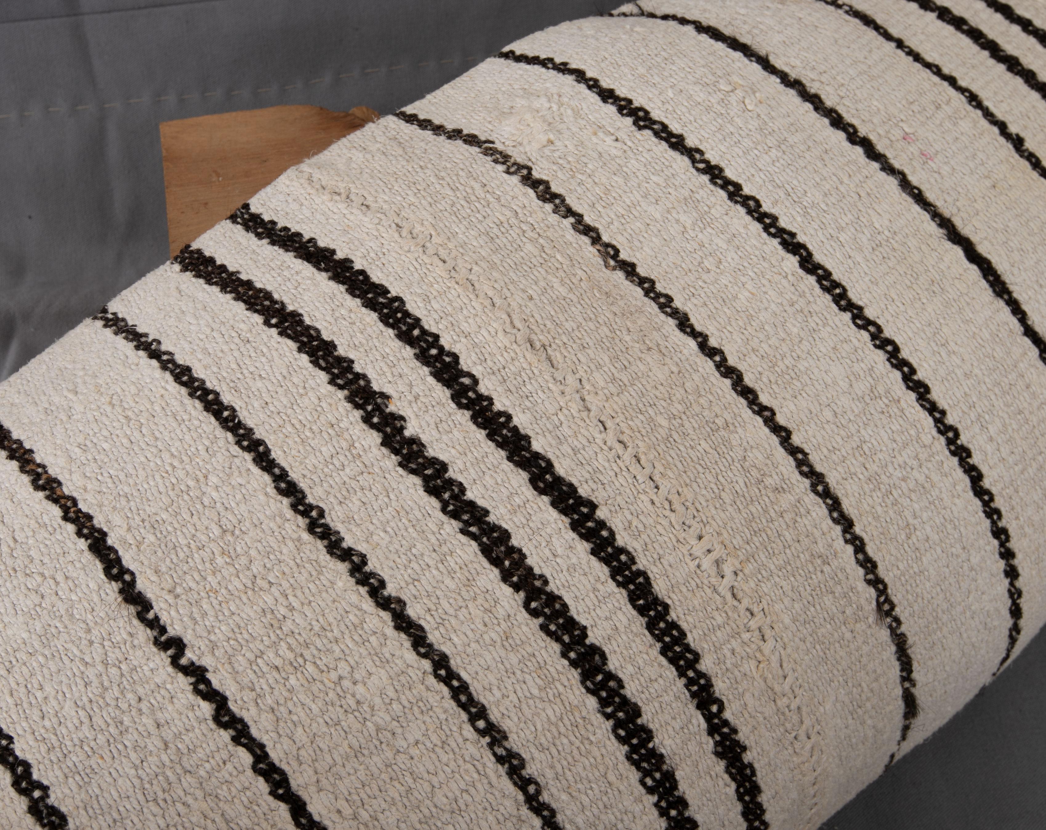 Lombare XXL realizzato con kilim vintage in canapa e pelo di capra, metà del XX secolo. in vendita 2