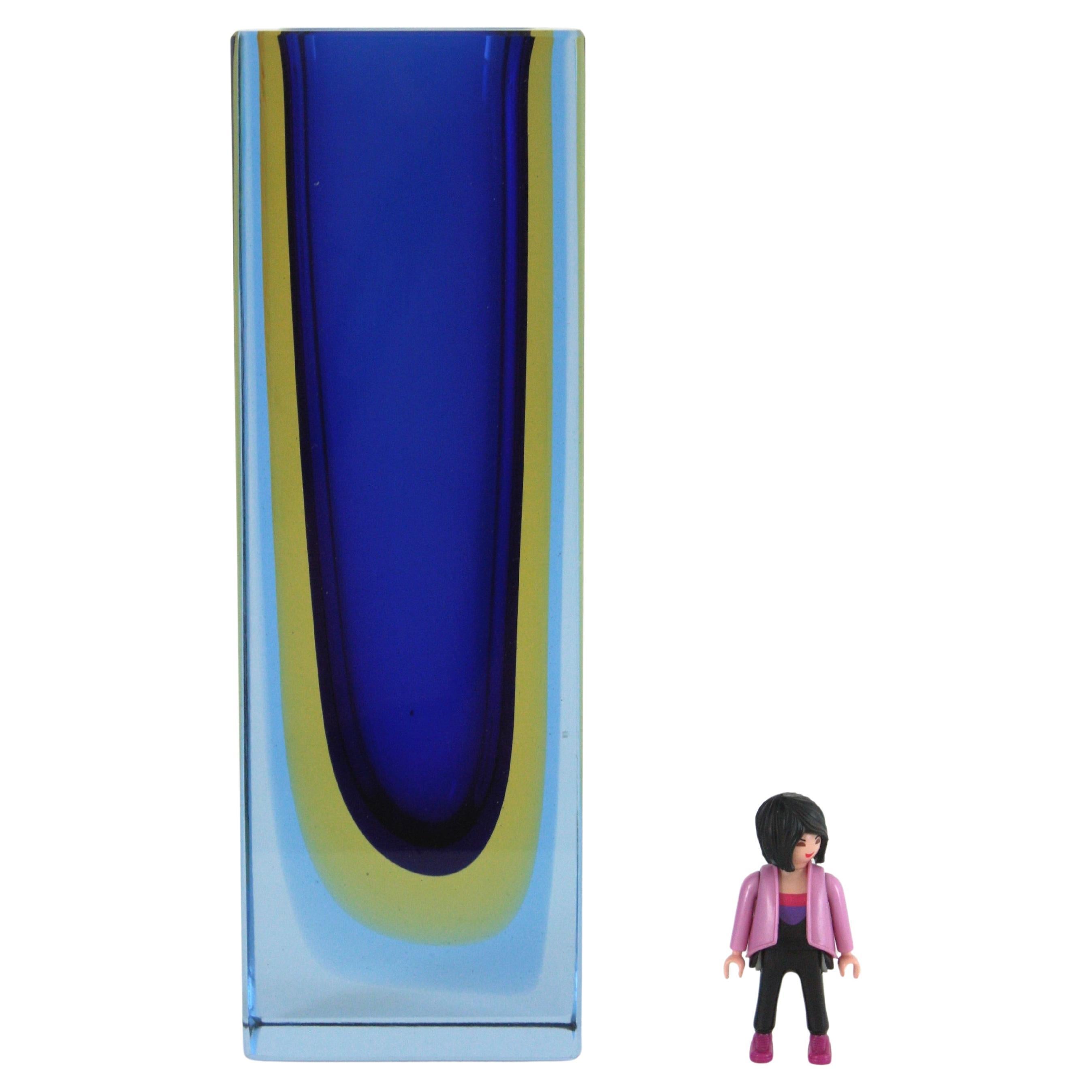 Stupendo vaso di Murano Glass Sommerso sfaccettato in vetro blu e giallo ambra attribuito a Mandruzzato. 
Dimensioni extra large.
Colori accattivanti.
Italia, anni '60.
Vetro blu e giallo a doppio strato incassato in vetro trasparente blu morbido