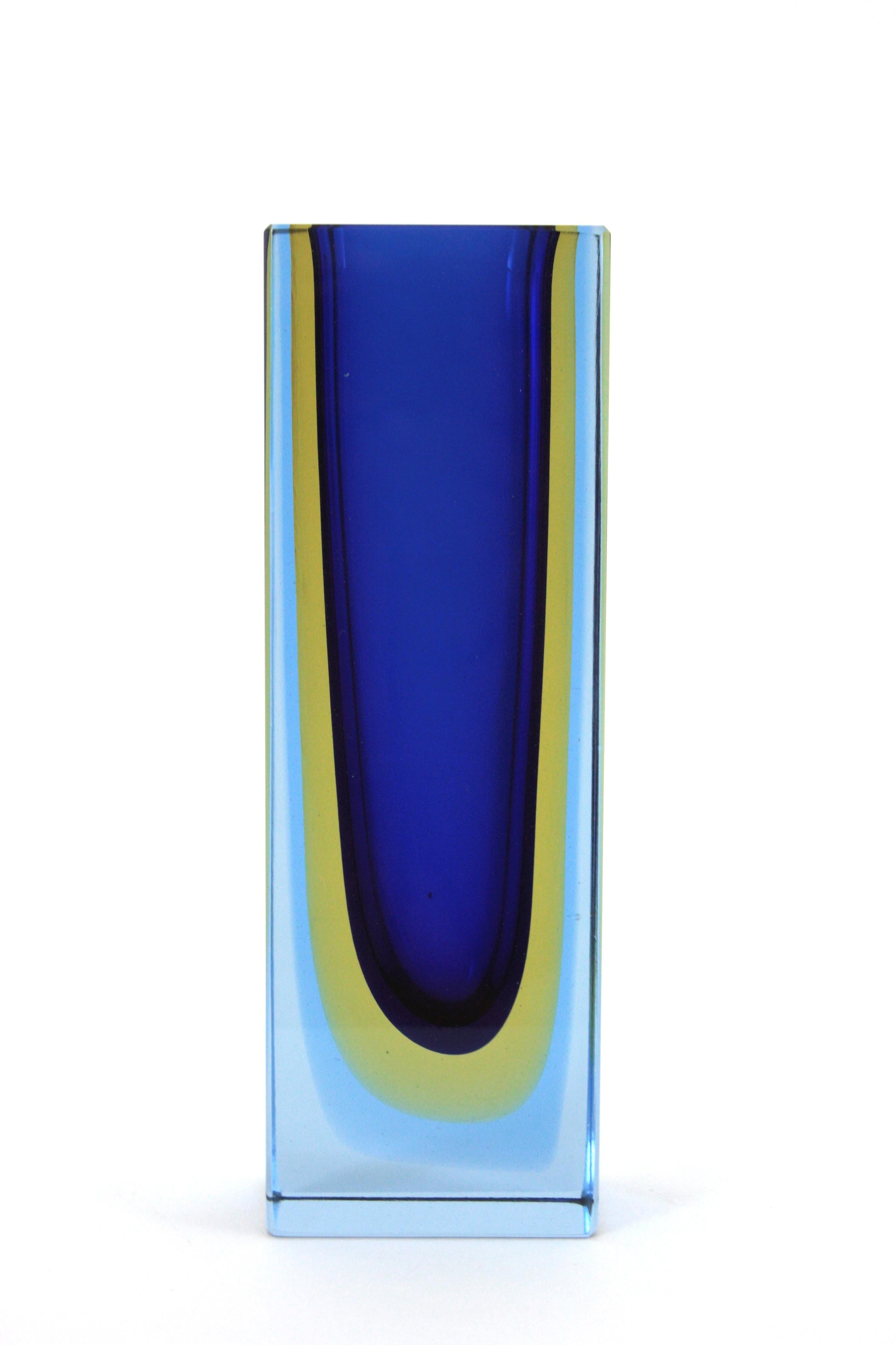 Mid-Century moderno Vaso XXL Mandruzzato Murano Blue Yellow Faceted Sommerso Glass, 1960 in vendita