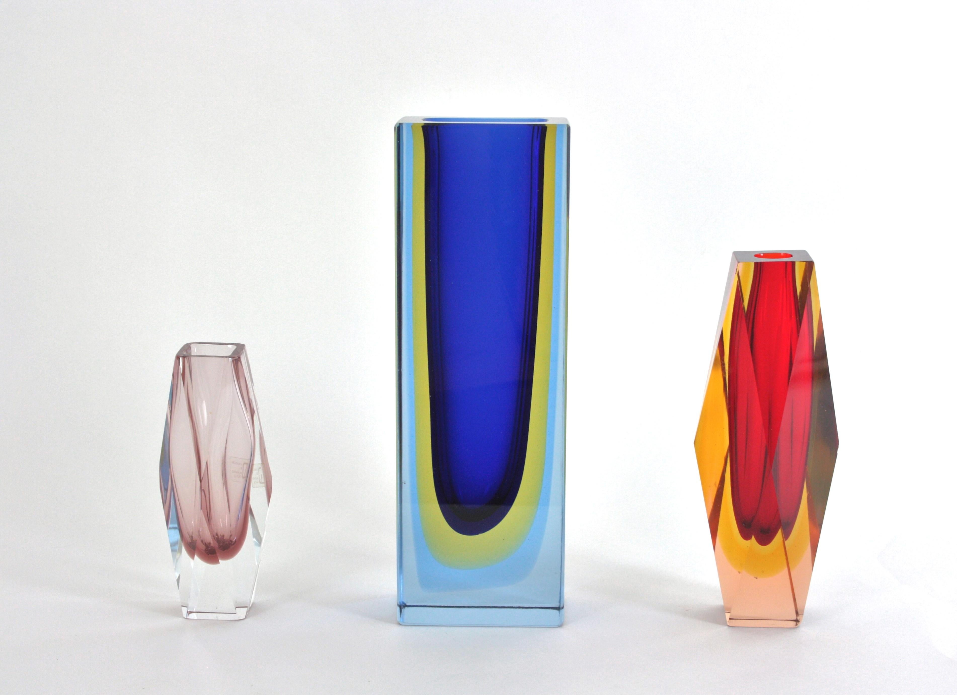 Italiano Vaso XXL Mandruzzato Murano Blue Yellow Faceted Sommerso Glass, 1960 in vendita