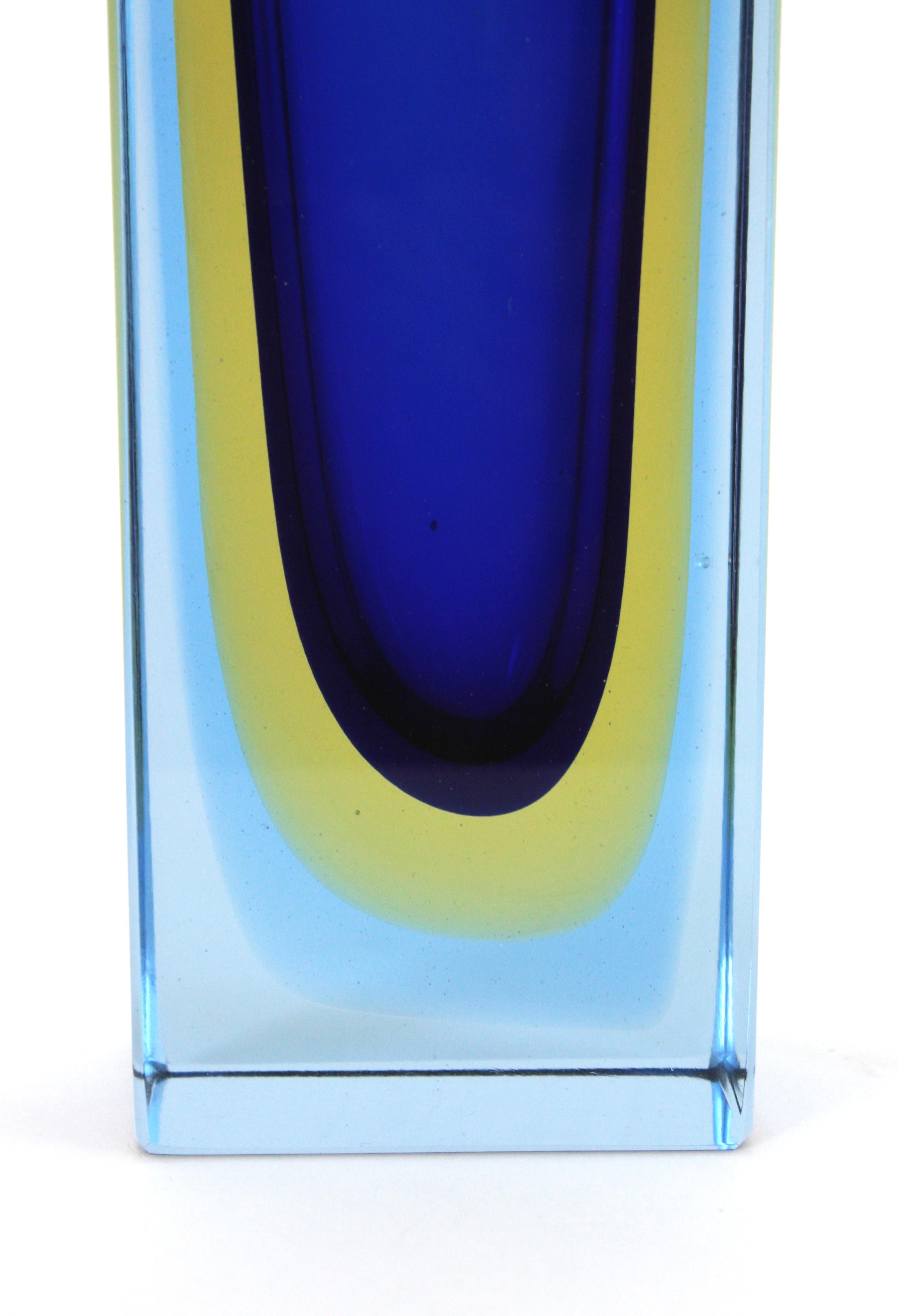 Sfaccettato Vaso XXL Mandruzzato Murano Blue Yellow Faceted Sommerso Glass, 1960 in vendita