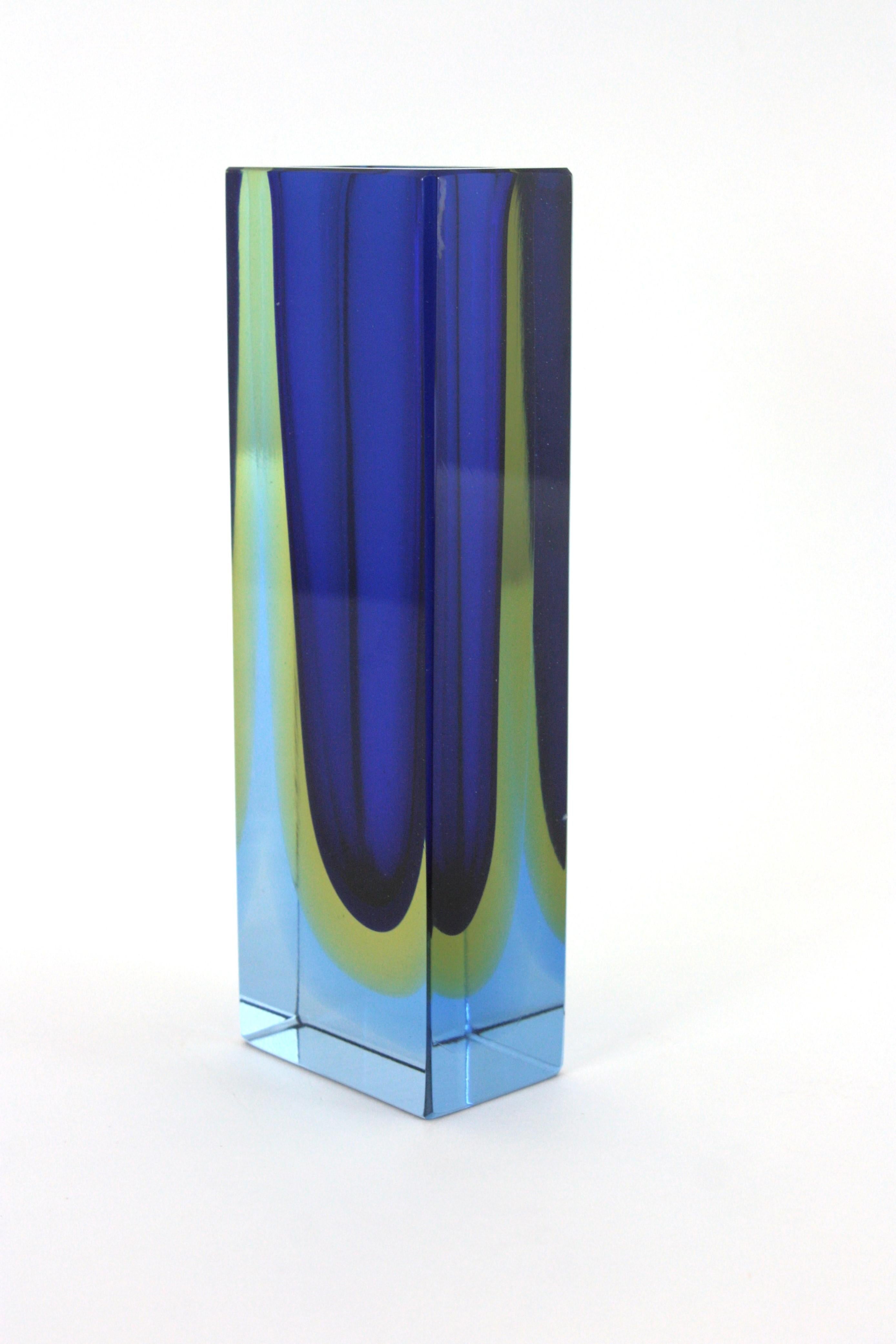 XX secolo Vaso XXL Mandruzzato Murano Blue Yellow Faceted Sommerso Glass, 1960 in vendita