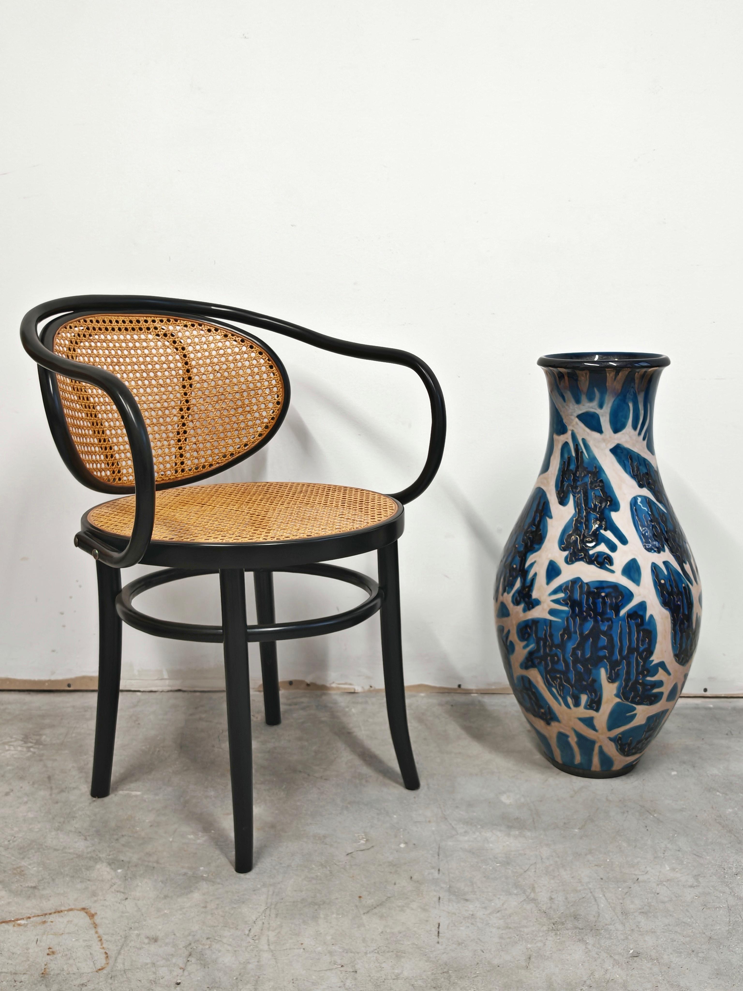 Vous trouverez dans cette annonce un spectaculaire vase XXL en céramique Mid Century Modern conçu par Mahiedine Boutaleb pour Sèvres. Le vase présente les marques sur le fond d'une pièce de porcelaine de Sèvres, un célèbre fabricant français de