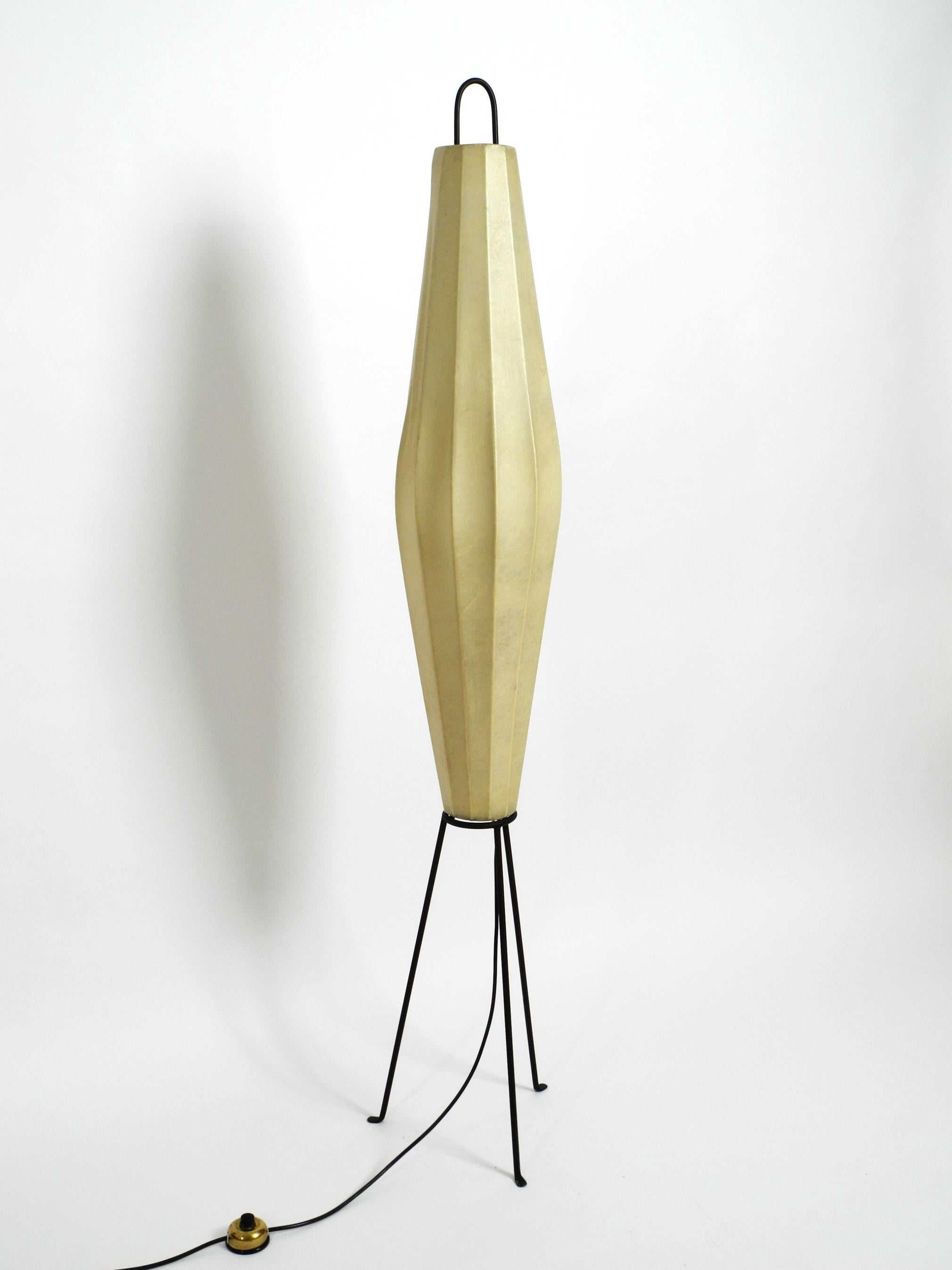 Very rare huge Mid-Century Modern tripod cocoon floor lamp. Extra large height of 163 cm.
Manufacturers Vereingte Werkstätten. Made in Germany. With original logo on the frame.
Great Minimalist 1950s design. Very rare in this size.
Creates a very