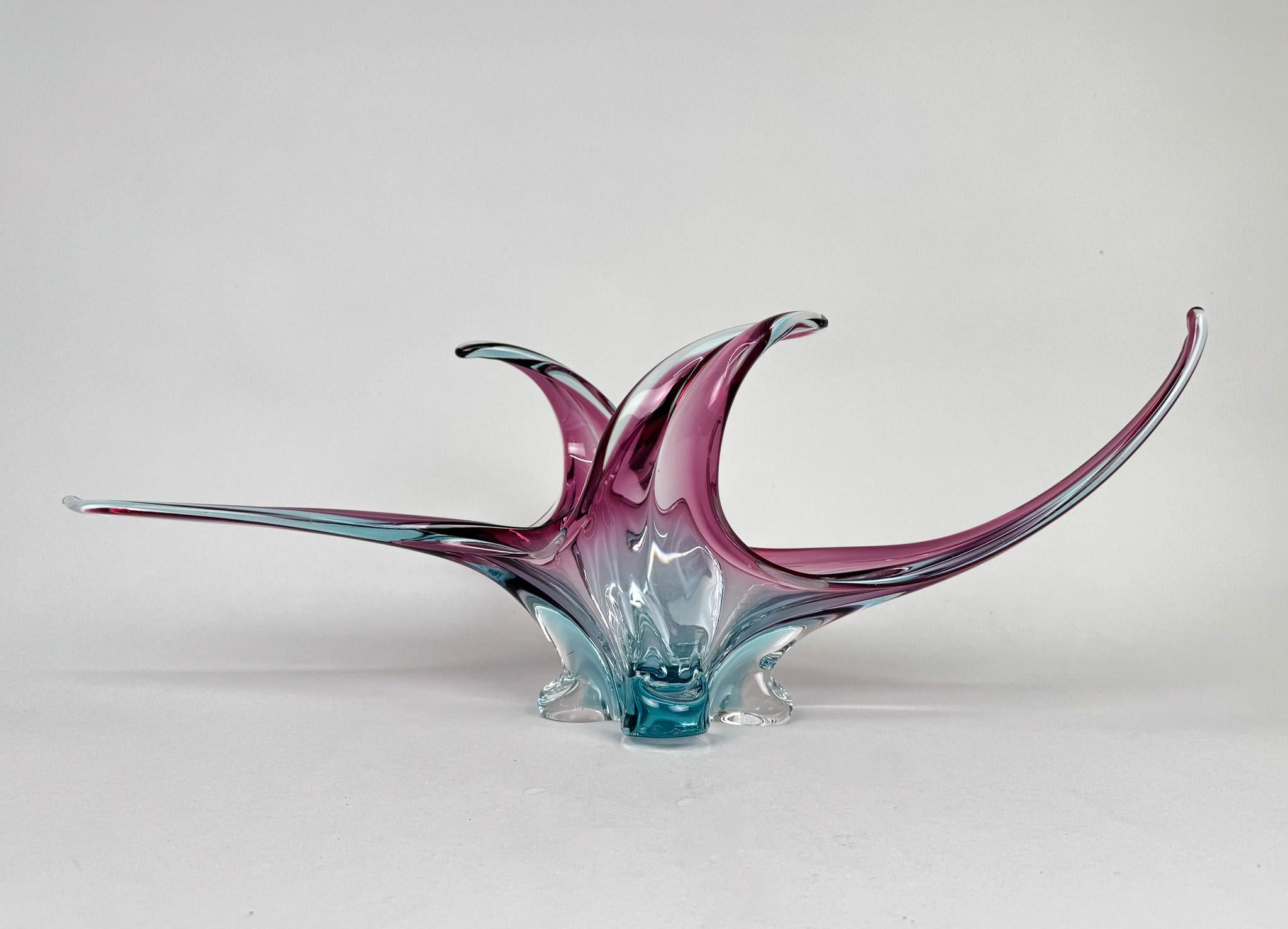 Beautiful vintage Italian Murano glass bowl or centrepiece. 
Good vintage condition. 