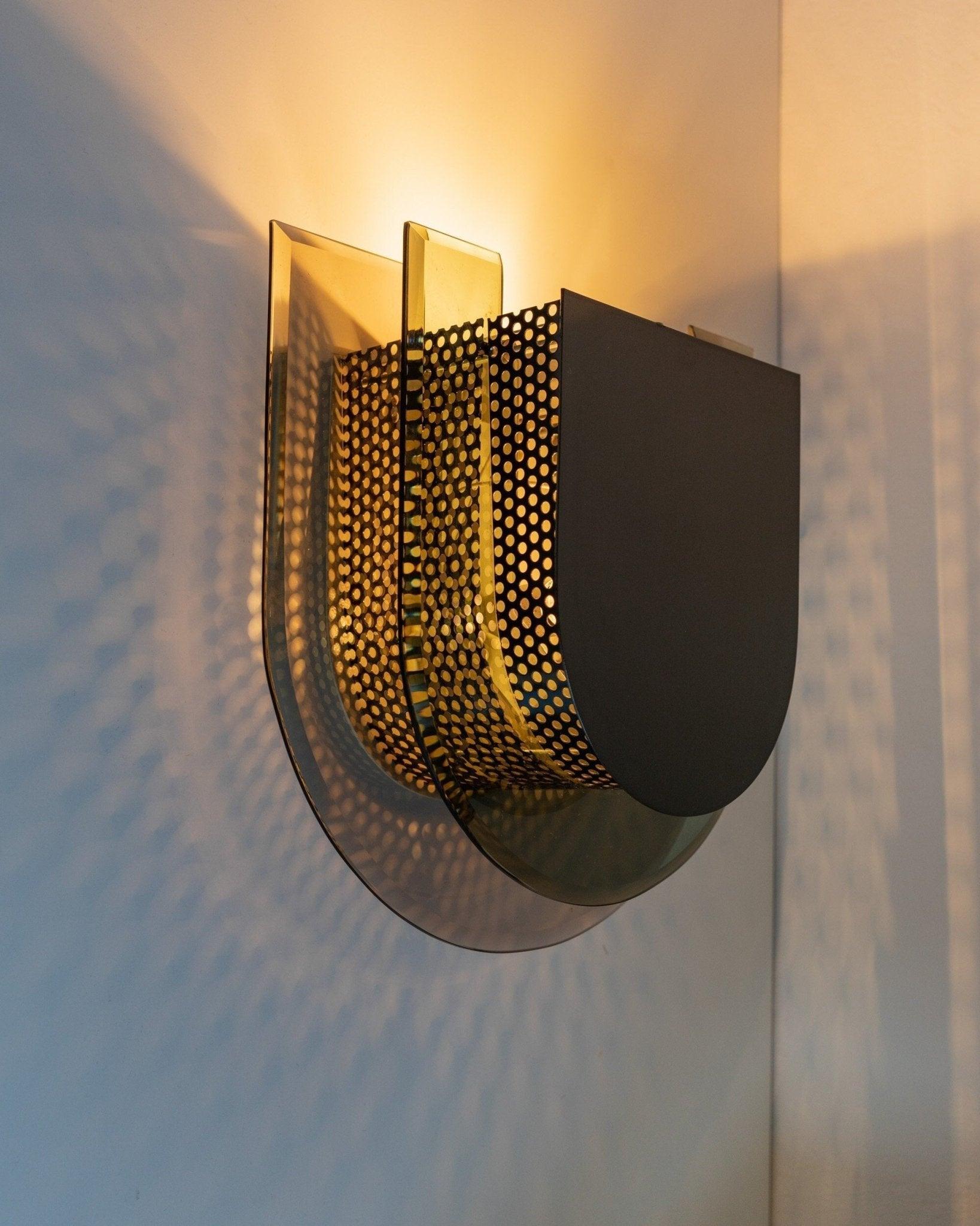 Aplique XXL de cristal espejado Estilo Memphis Postmoderno Made in Italy, Años 70

Esta rara lámpara de pared vintage se diseñó en la década de 1970 en Italia y se fabricó en Murano. La mezcla de metal perforado, grueso cristal ahumado de Murano y