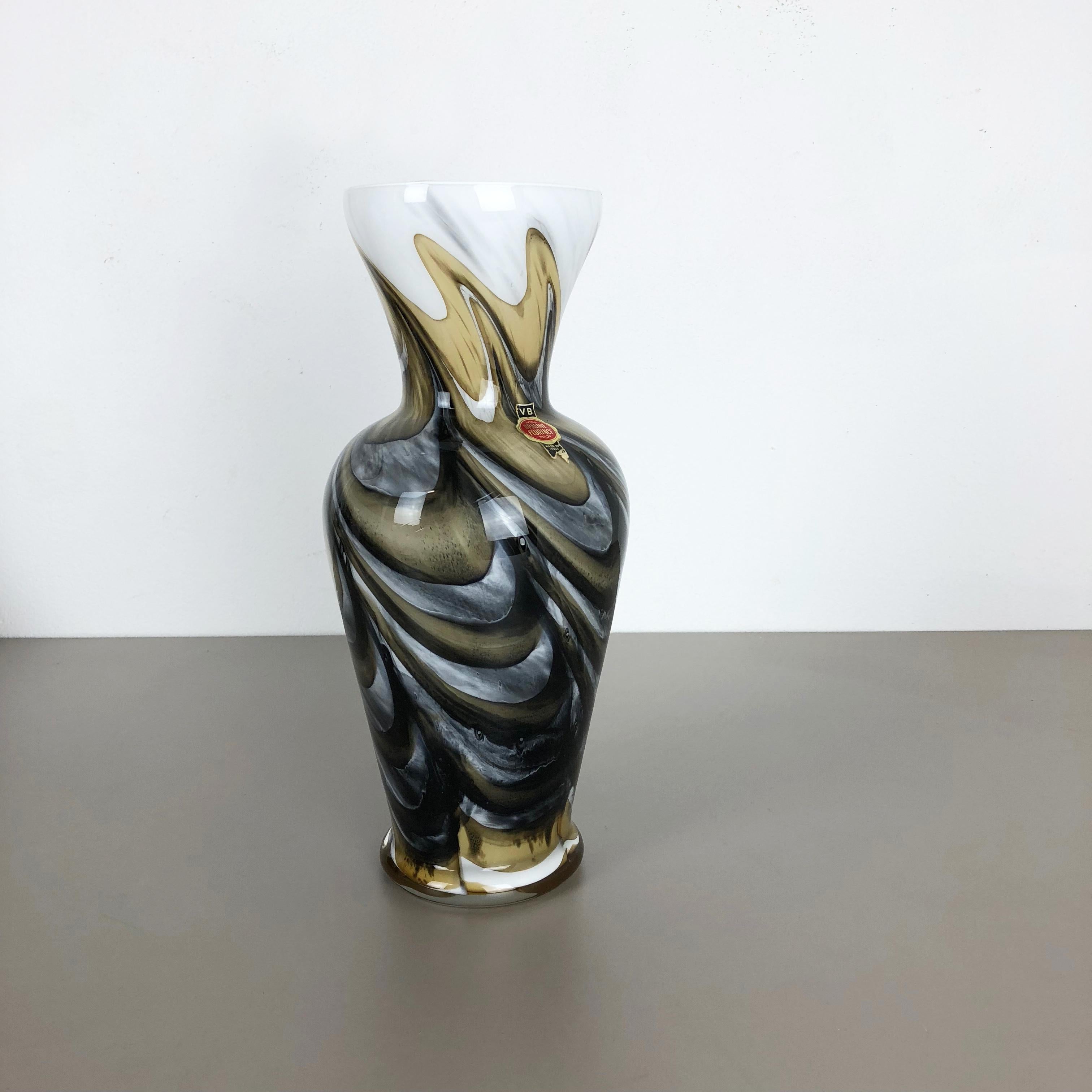 Artikel:

Pop-Art-Vase


Produzent:

Opalin Florenz



Jahrzehnt:

1970s


Beschreibung:

Originale mundgeblasene Pop-Art-Vase aus den 1970er Jahren, hergestellt in Italien von Opaline Florenz. aus hochwertigem italienischem
