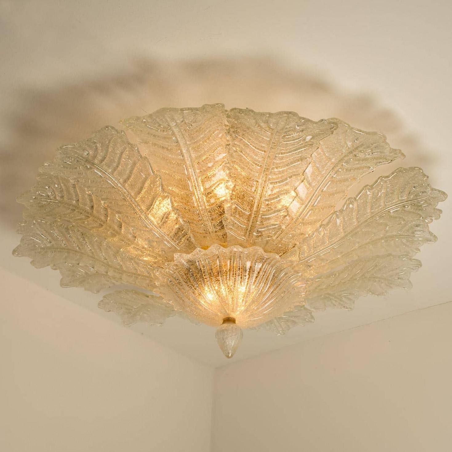 Splendide plafonnier en verre de Murano de très grande taille en perle de verre coloré avec verre transparent. La texture riche crée un bel éclat.

Fabriqué vers 1970. Une véritable pièce d'apparat qui s'intègre dans de nombreux intérieurs. Illumine
