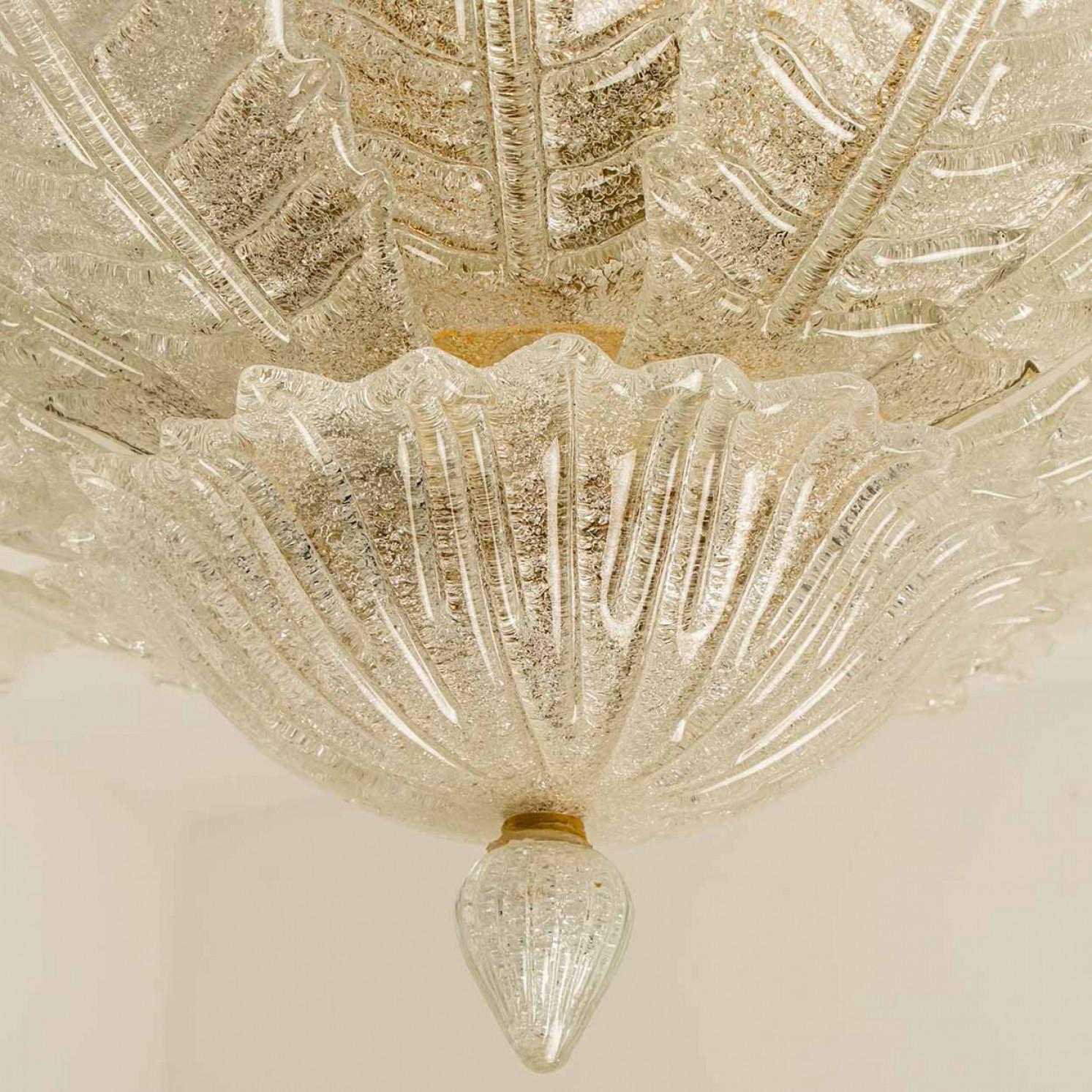 Splendida lampada da soffitto in vetro di Murano di dimensioni extra large, con perle di vetro colorato e vetro trasparente. La texture ricca crea una splendida luminosità.

Prodotto intorno al 1970. Un vero e proprio pezzo forte che si adatta a