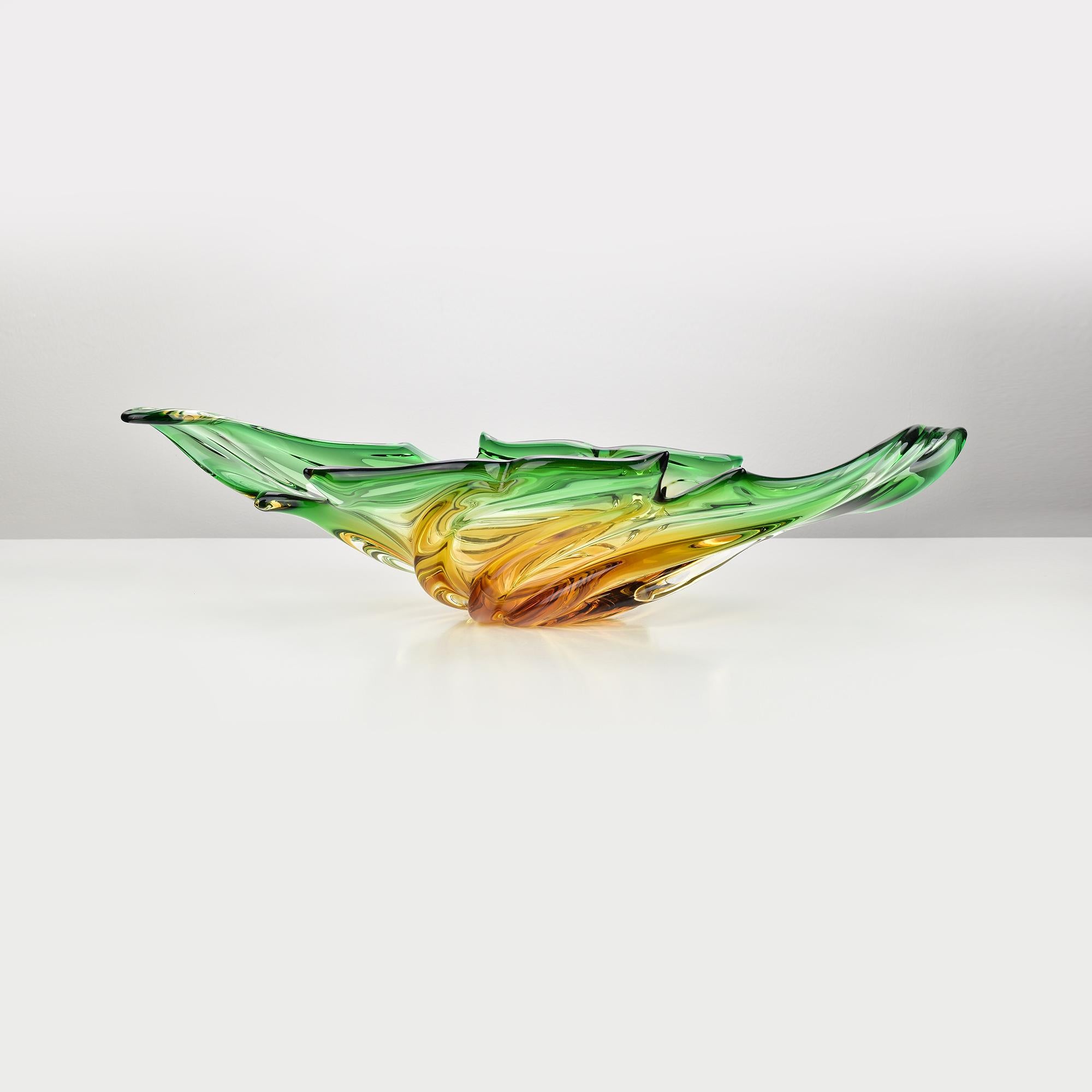 Cette coupe centrale XXL en verre de Murano, fabriquée à Murano, en Italie, dans les années 1960, présente un étonnant motif en forme de coquillage attribué à Seguso. Le bol présente un magnifique dégradé de couleurs passant de l'ambre au vert,