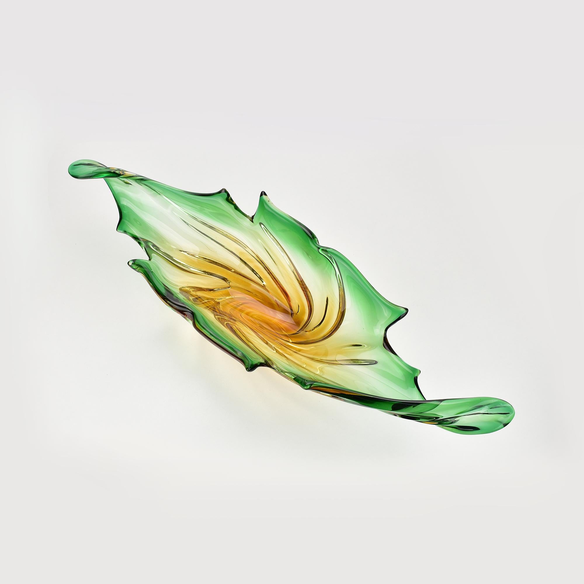 Milieu du XXe siècle Centre de table en verre de Murano 58 cm, élément coquillage de Murano, Italie, années 1960 Seguso