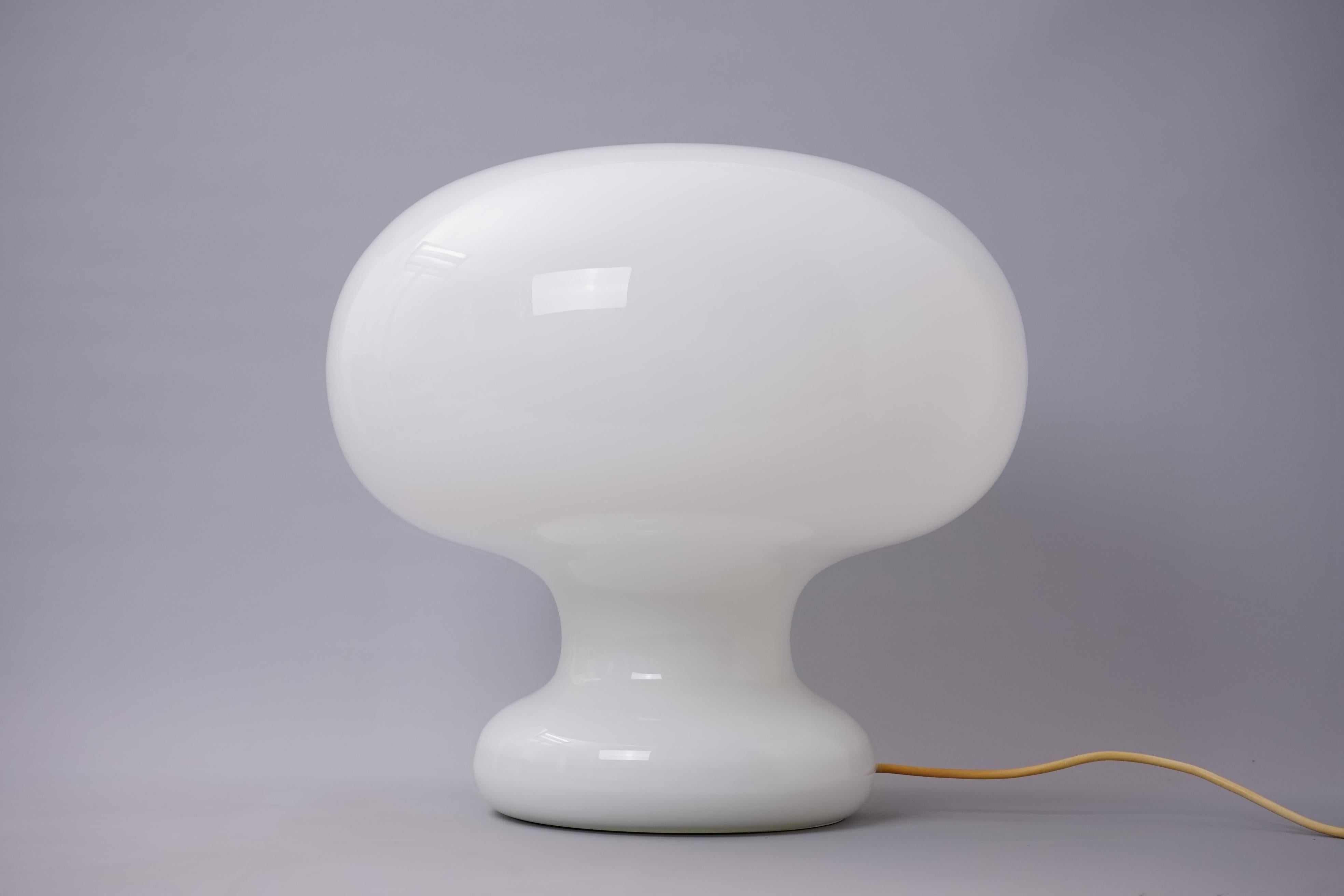 La lampe est en verre opale et il est extrêmement rare de la trouver dans les dimensions 43 x 43 x 40 cm.

Placée sur un grand buffet ou directement sur le sol, la lampe fournit une lumière indirecte, ce qui crée immédiatement plus de chaleur et de
