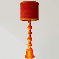 Lampada da terra scultorea arancione XXL, paralume su misura di R. Houben