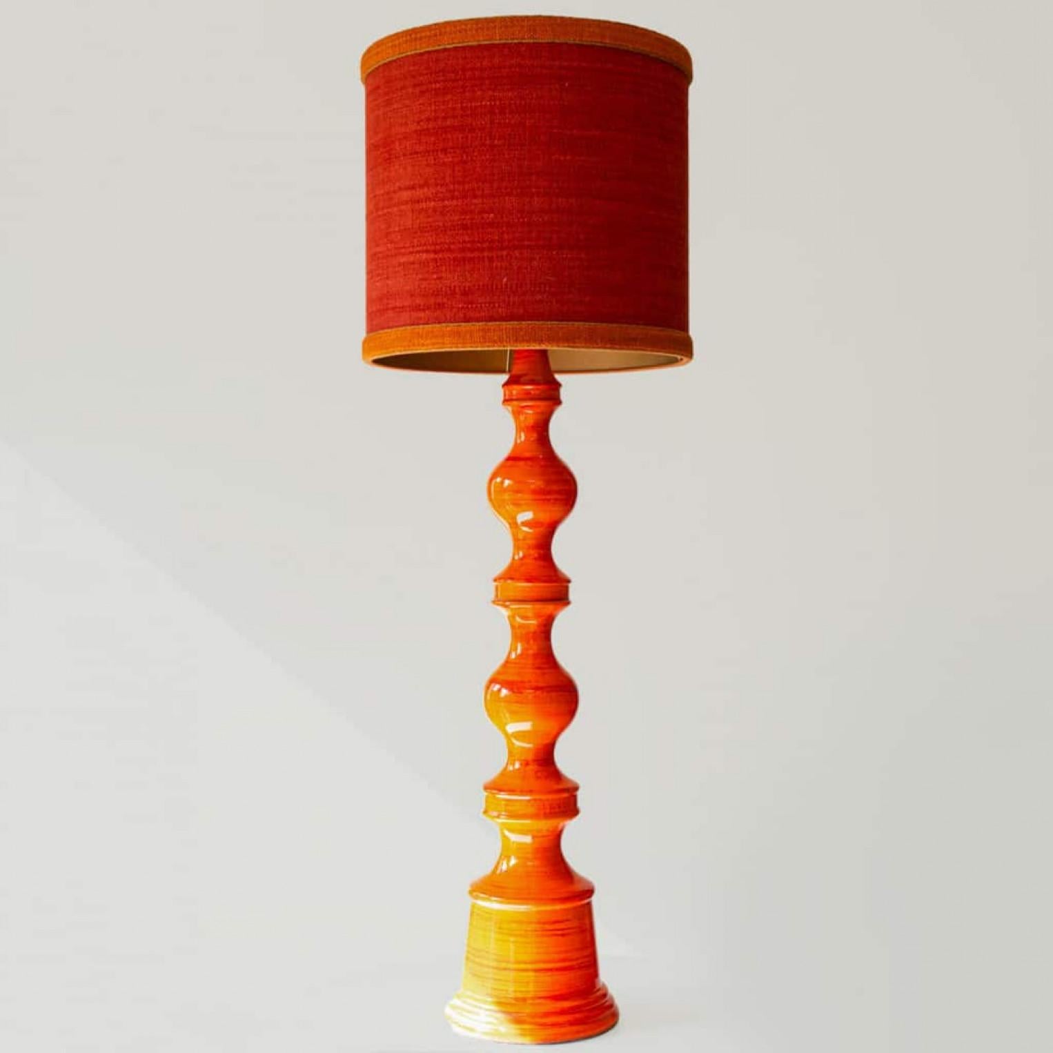 XXL Orange Sculptural Floor Lamp, Custom Made Lampshade by R. Houben (Moderne der Mitte des Jahrhunderts) im Angebot