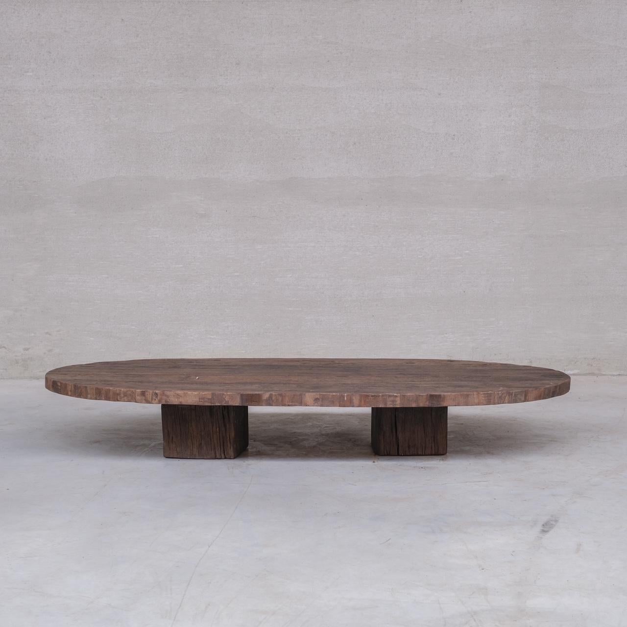 Une grande table basse ovale.

Belgique, c1950s.

Créé à partir de vieux bois. Surélevé sur deux blocs de souche en bois.

Les imperfections de Wabi-sabi.

Bon état vintage, éraflures et signes d'usure occasionnels.

Réf. interne : 03/03/25/029.