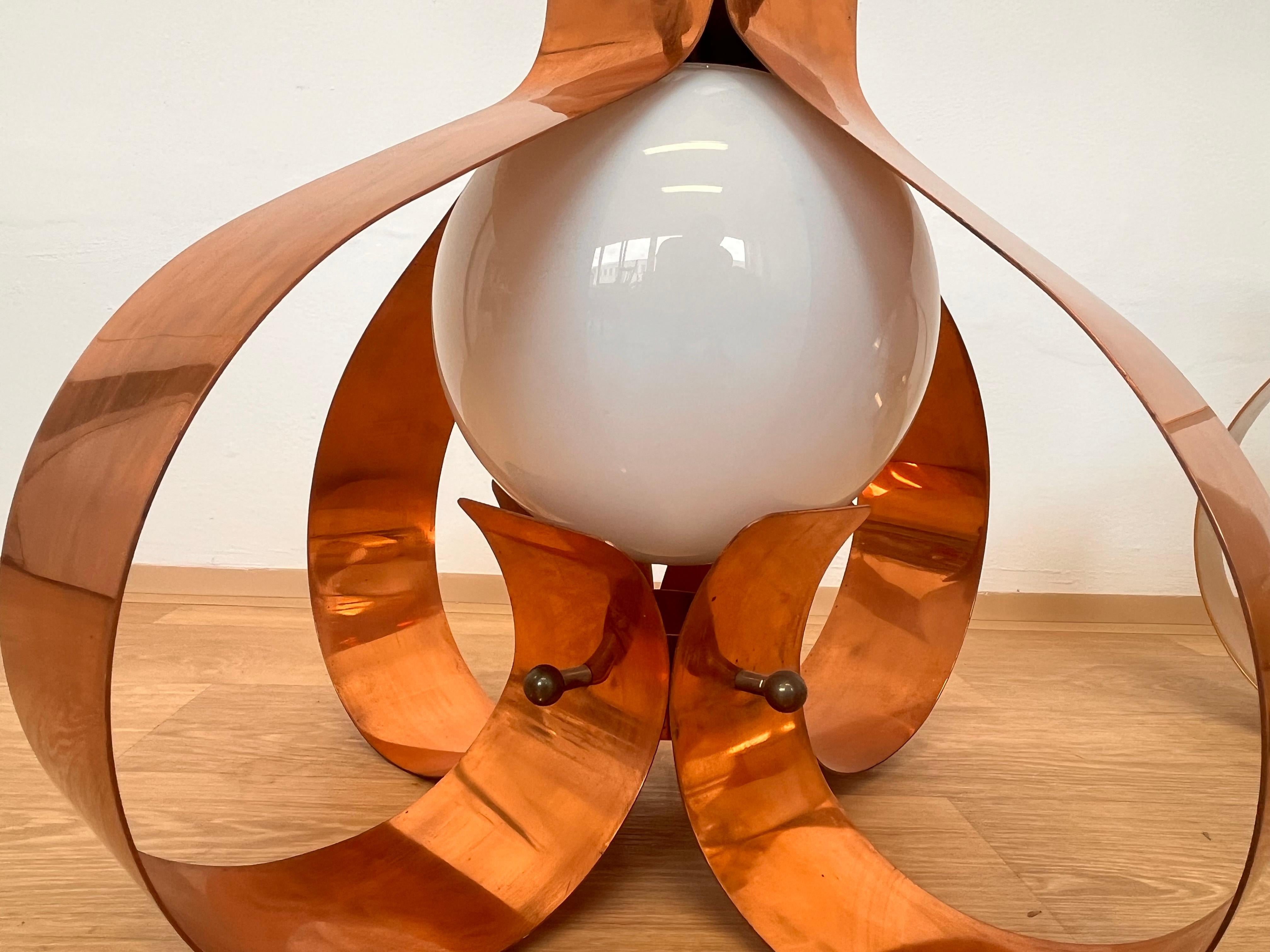 Coppia di grandi pendenti in ottone di design della metà del secolo scorso - anni '80 in vendita 1