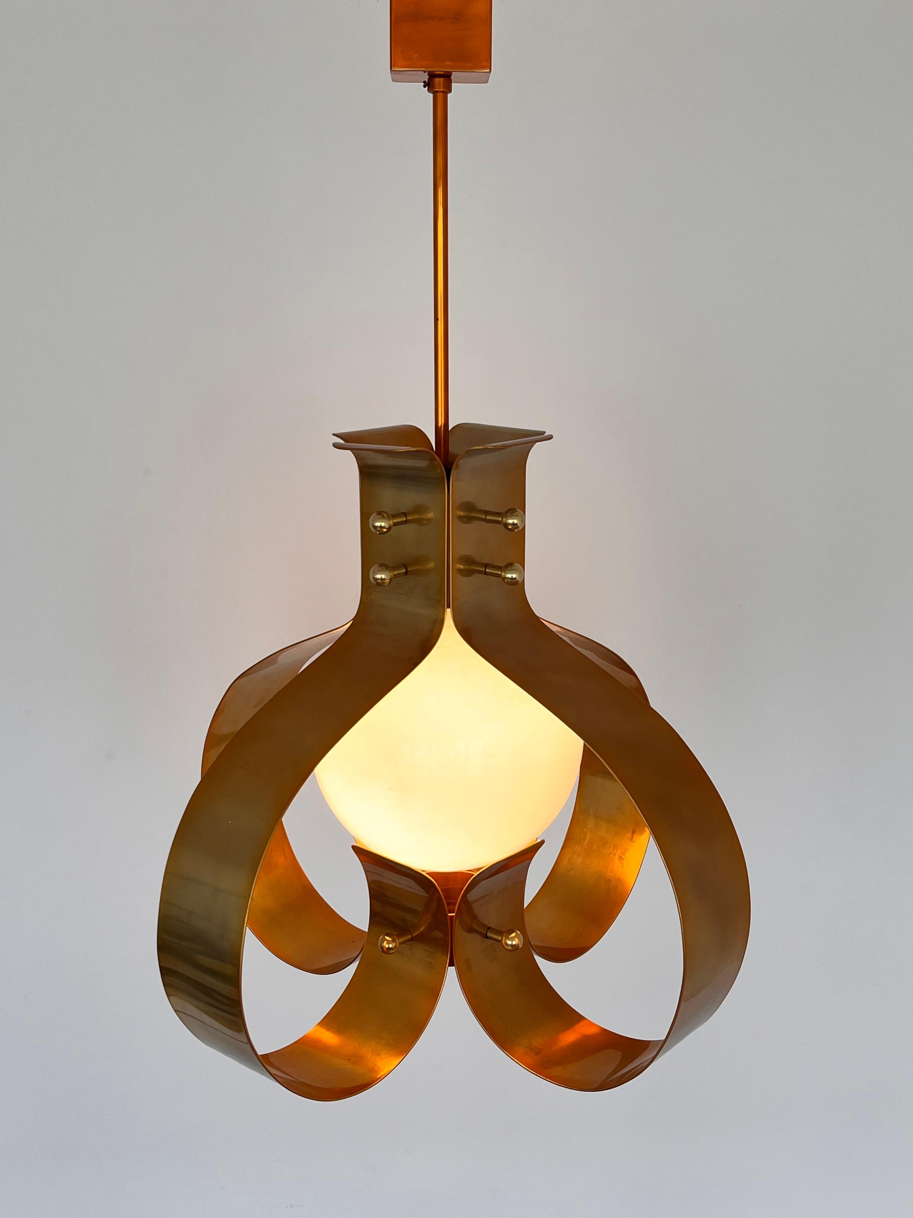 Coppia di grandi pendenti in ottone di design della metà del secolo scorso - anni '80 in vendita 2