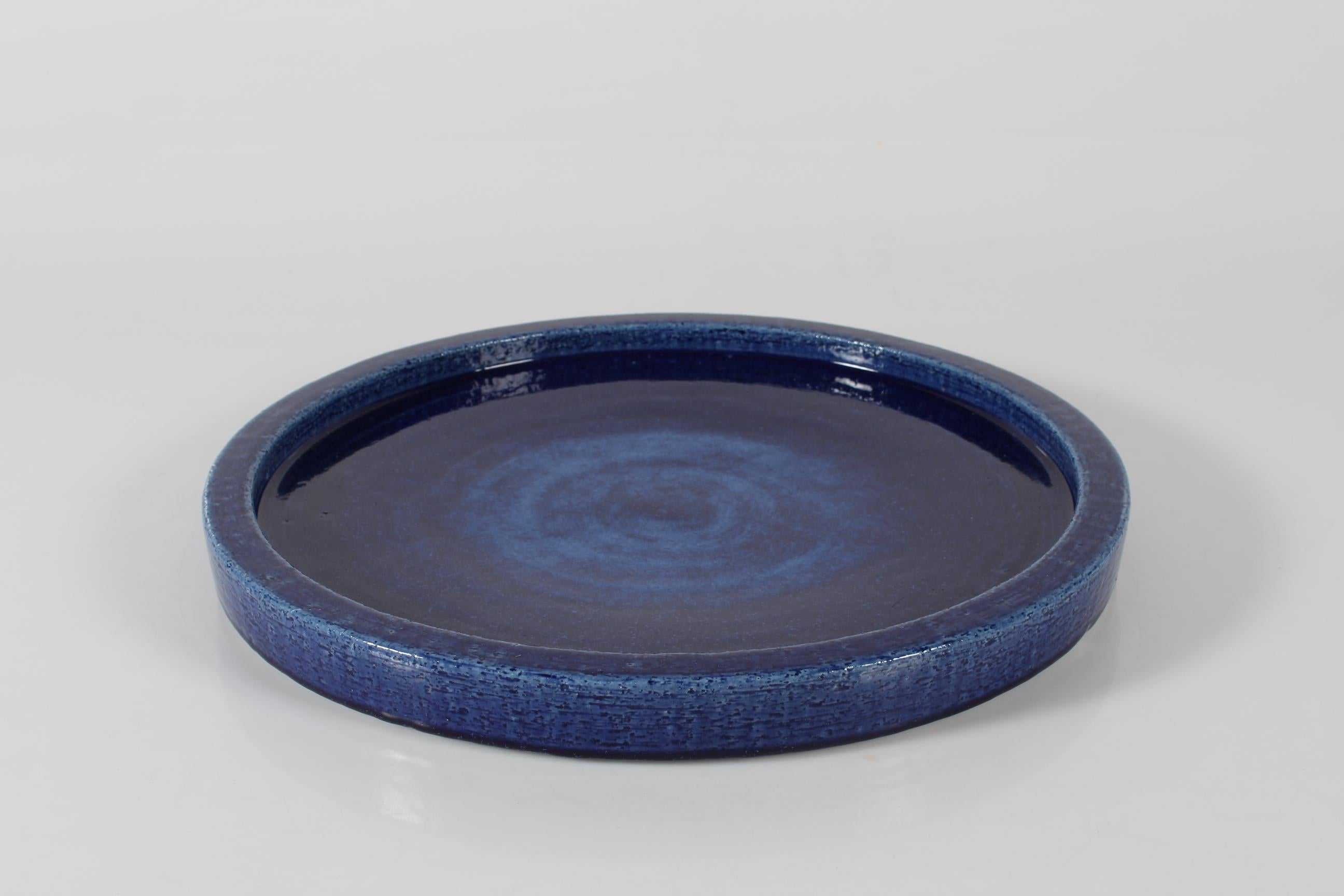 Rare collector´s item.
XXL size low rimmed stoneware dish by Annelise and Per Linnemann-Schmidt for Palshus in Denmark.
It's made of chamotte clay which gives a rough and vivid surface. 
Decorated with glossy glaze in deep blue color with a lighter
