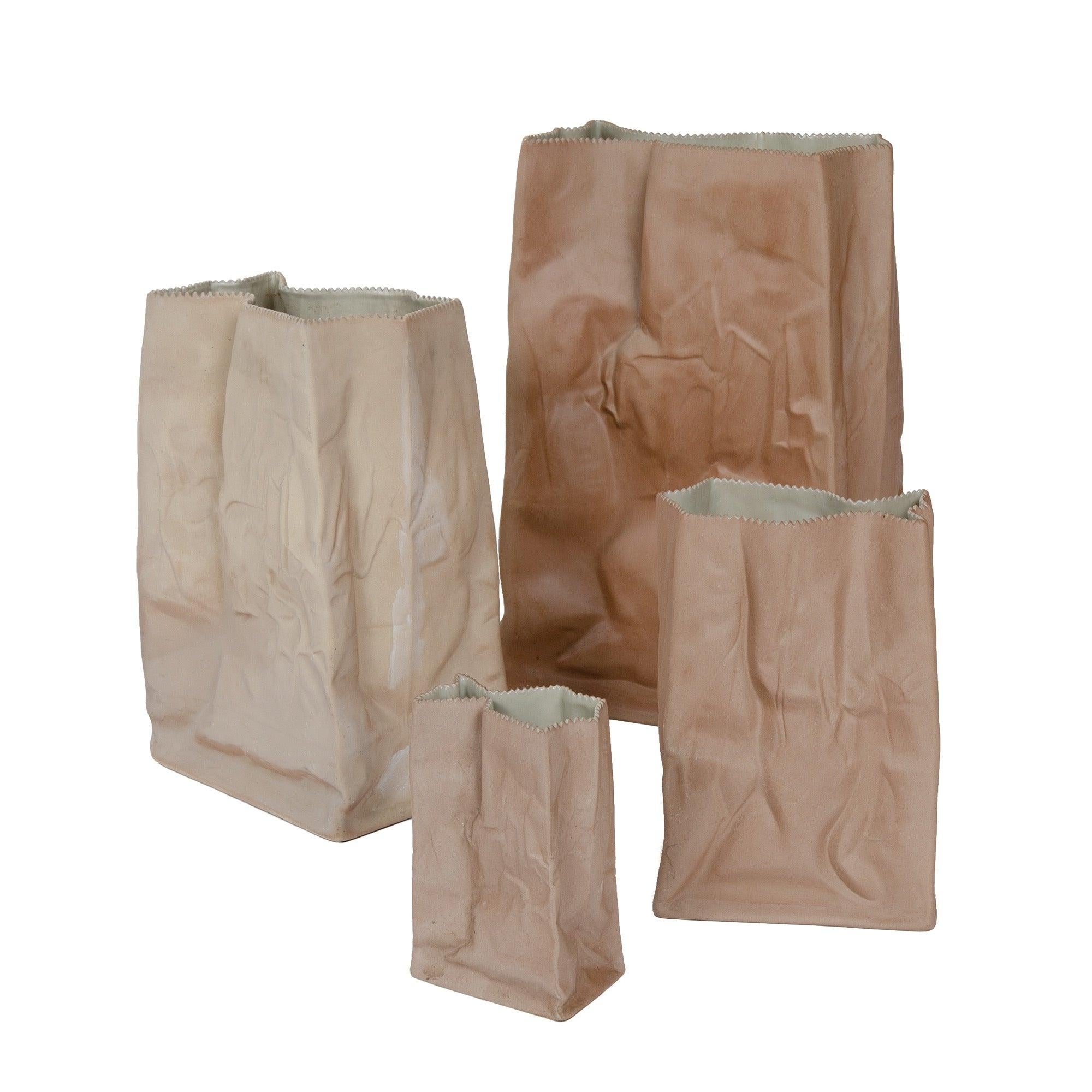 Papier ou plastique ouâ€¦Wirkkala s'est amusé en 1977 avec le Pop Art à tromper l'oeil, quelque chose qui n'est pas ce qu'il semble être. Ici, un sac en papier usagé est en fait un vase en porcelaine. En papier kraft brun avec un bord supérieur