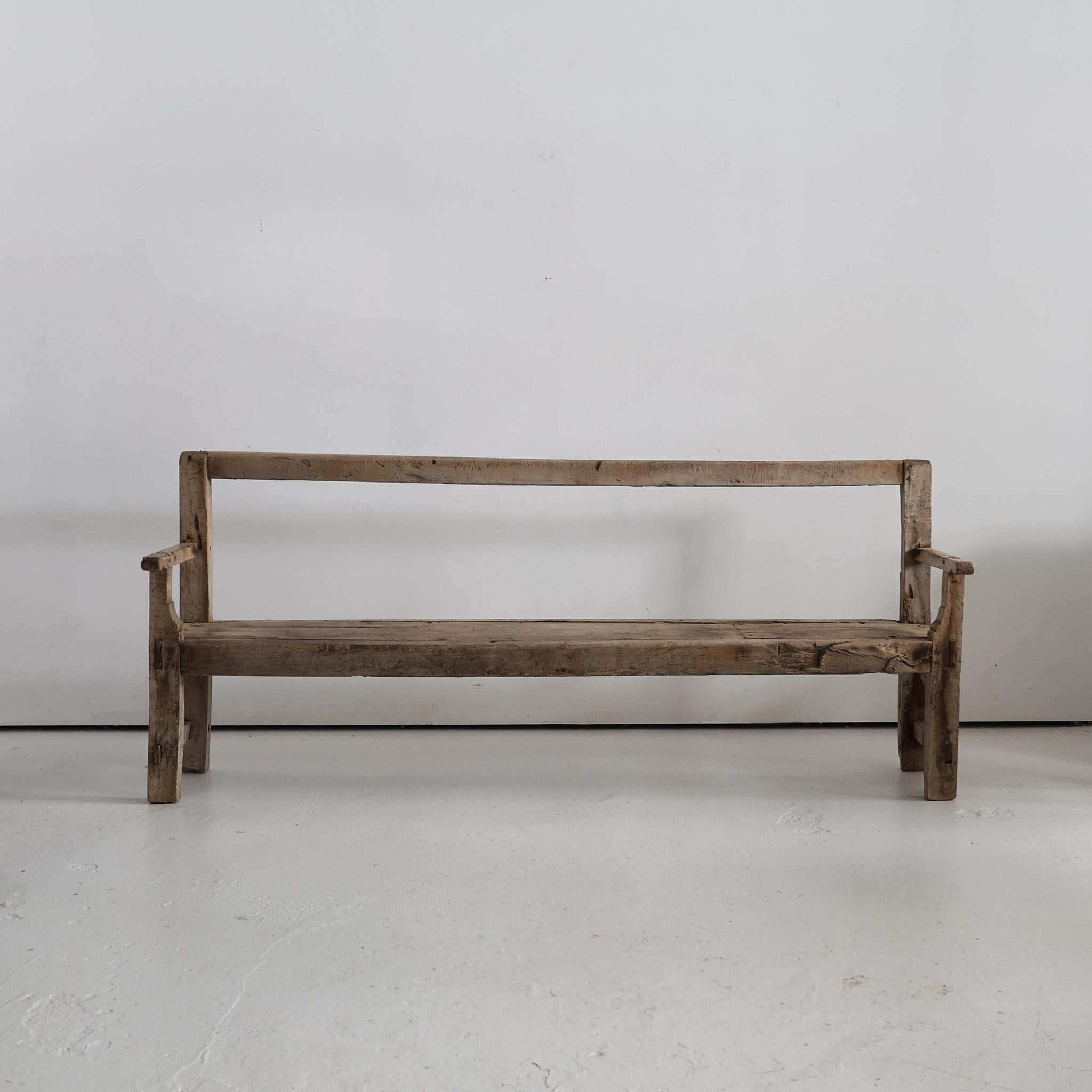 Un banc primitif XXL du début du C.I.C. provenant des Pyrénées Andorranes.

Fortement patiné avec de nombreuses réparations anciennes.