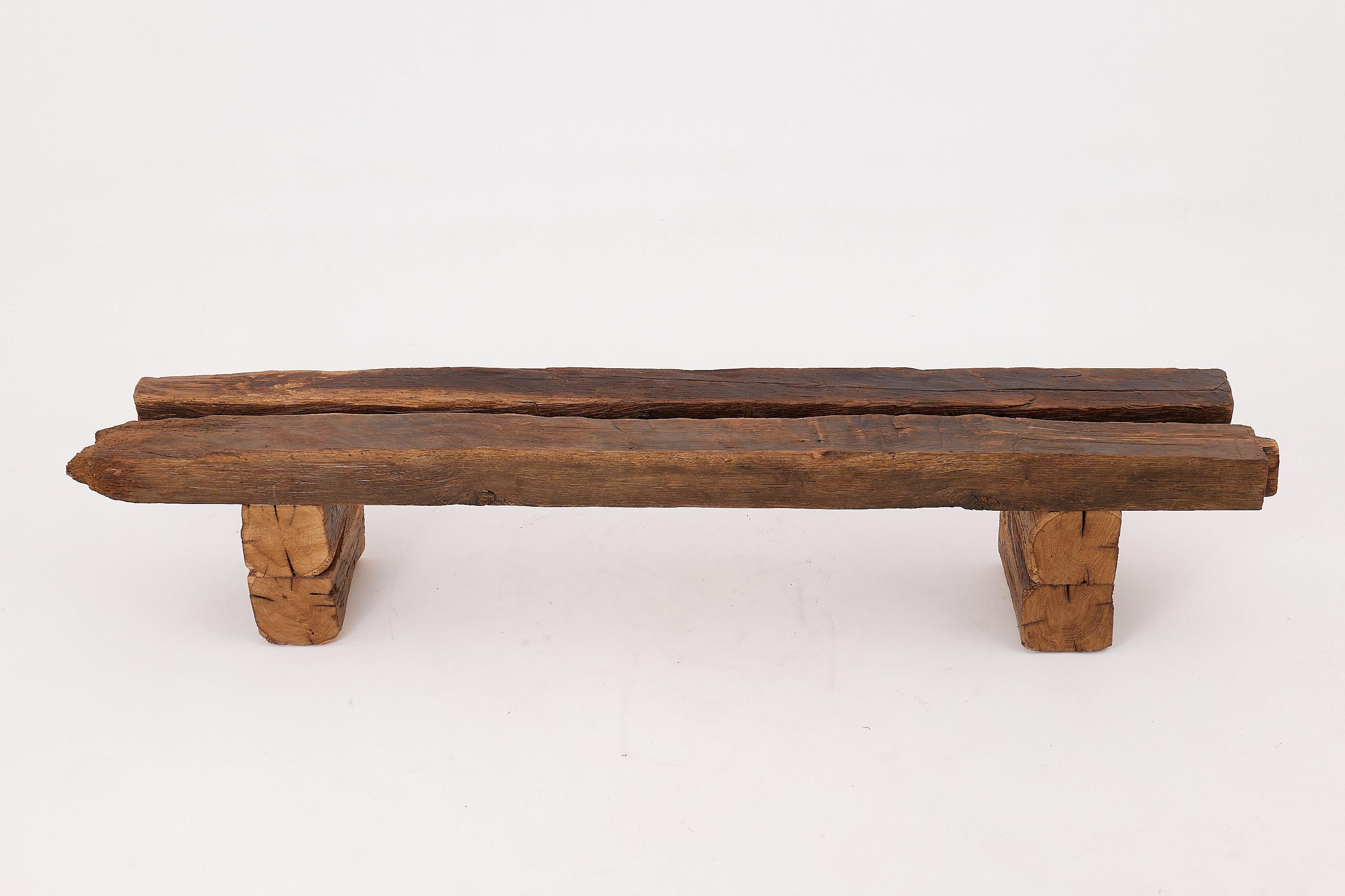 Ce banc est un témoignage silencieux du temps et de l'endurance, fabriqué à partir de poutres en chêne récupérées au cours des siècles dans l'architecture européenne. Sa forme est délibérément minimale, laissant parler le caractère brut du bois.