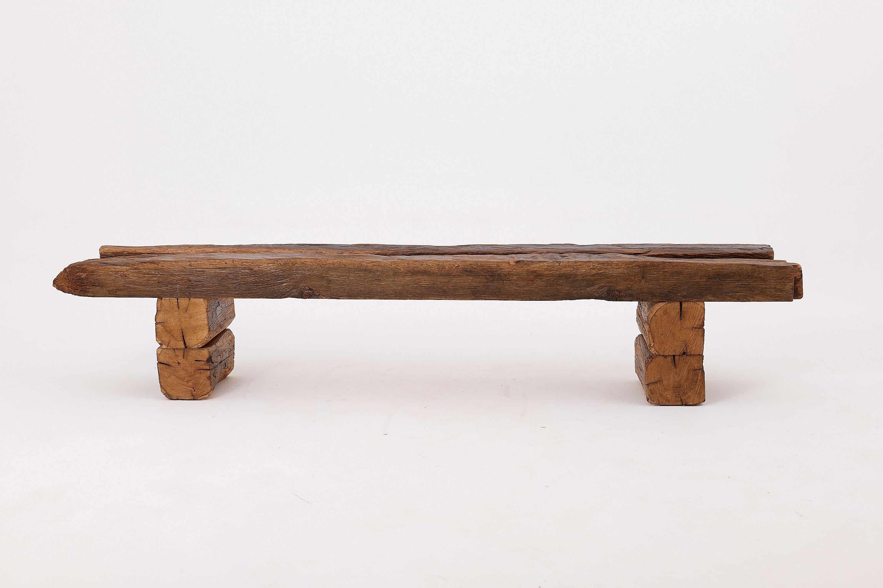Brutalisme XXL Banc brutaliste en bois de chêne recyclé, naturel et écologique, Logniture en vente